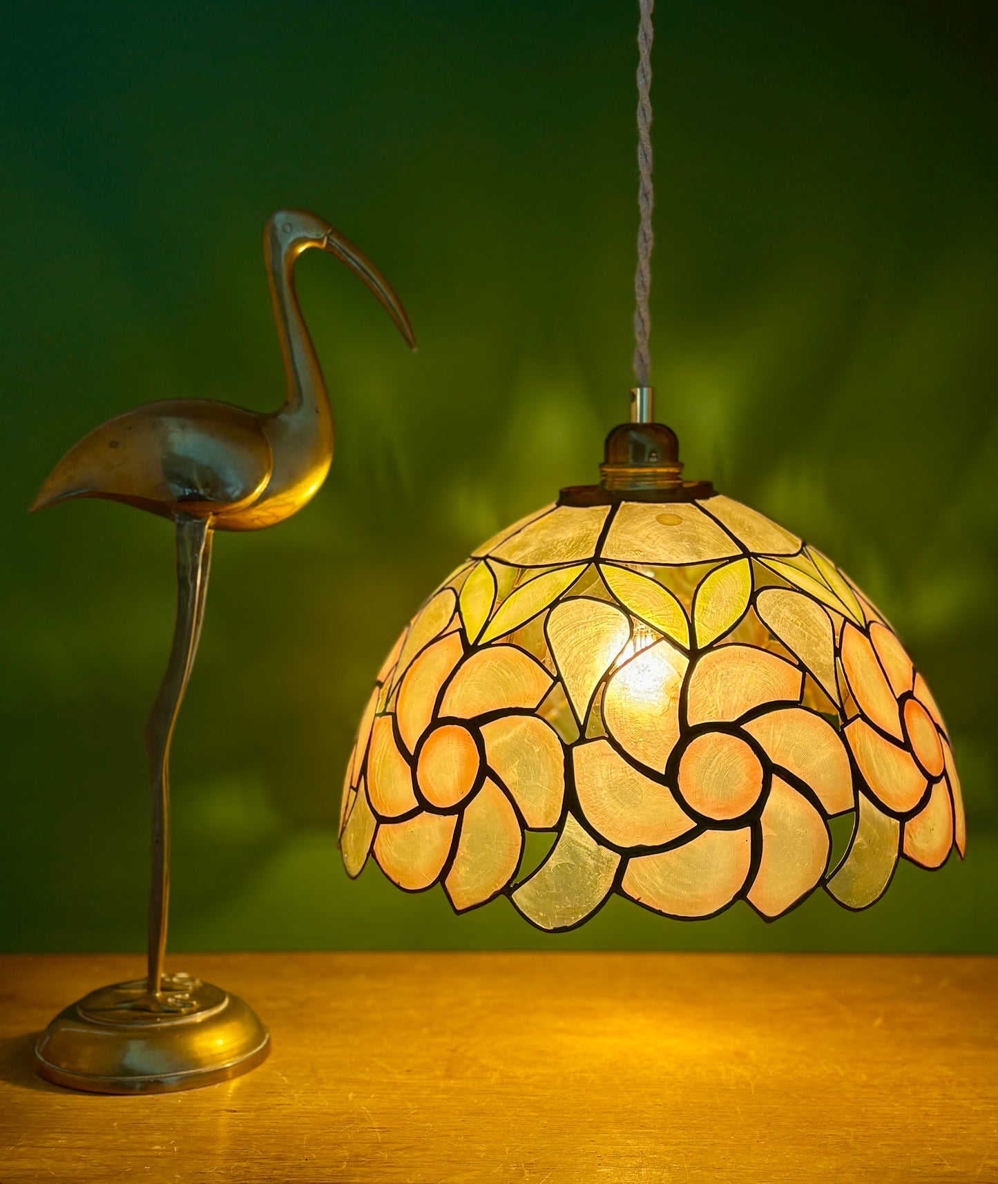 Suspension abat-jour ancien en nacre rose
