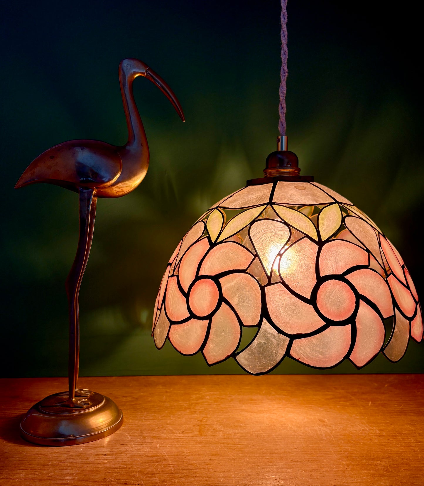 Suspension abat-jour ancien en nacre rose