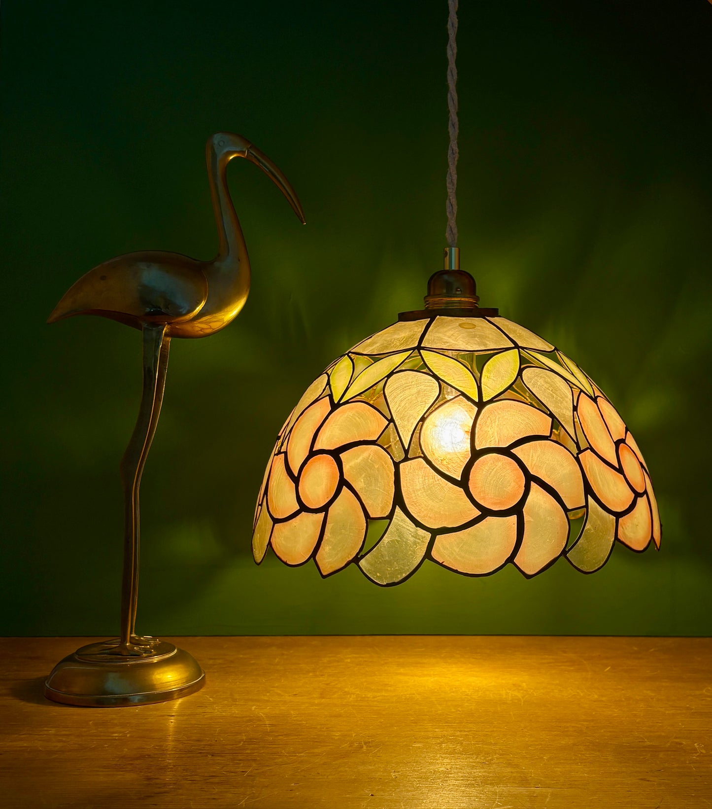Suspension abat-jour ancien en nacre rose