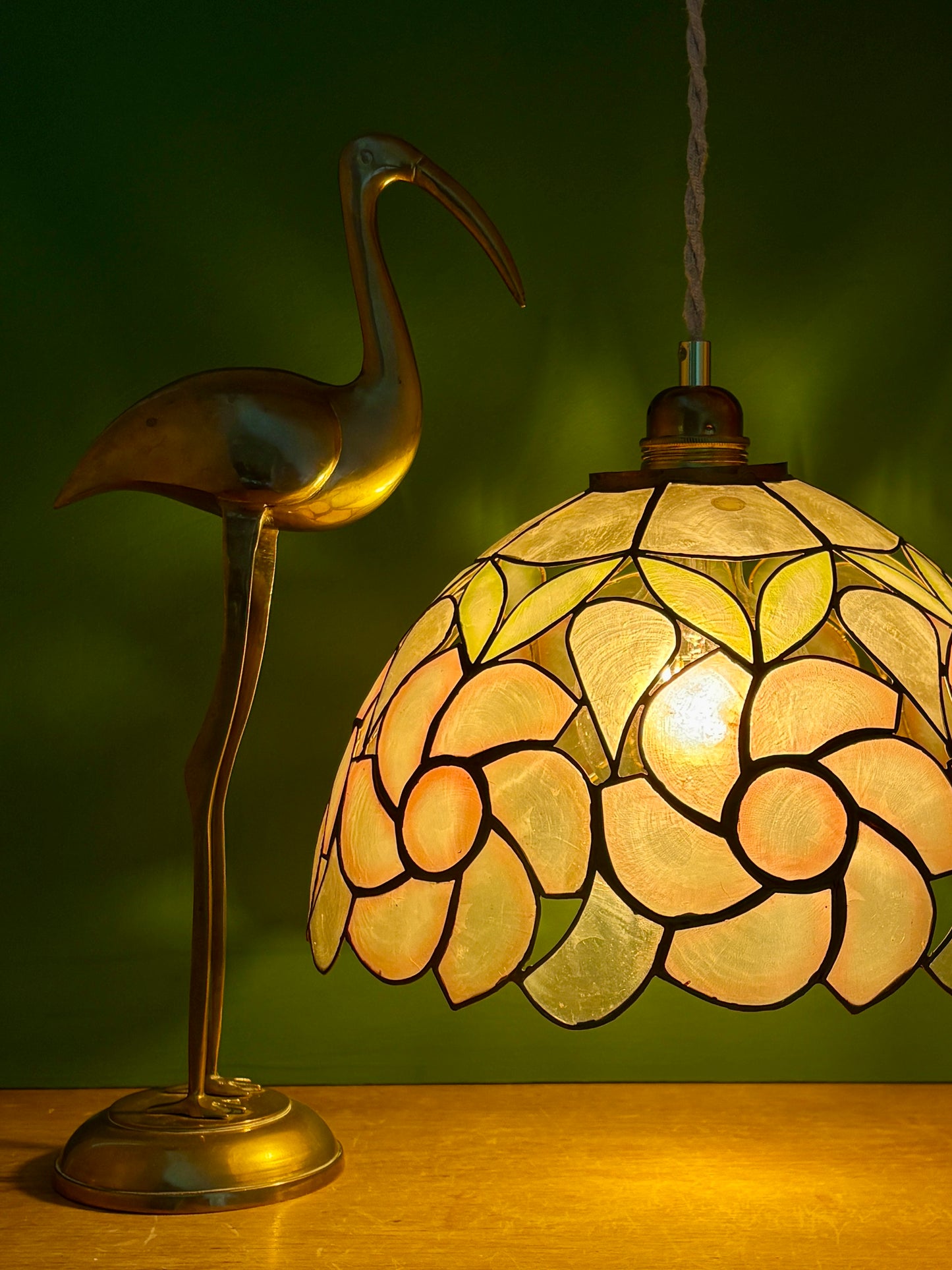 Suspension abat-jour ancien en nacre rose
