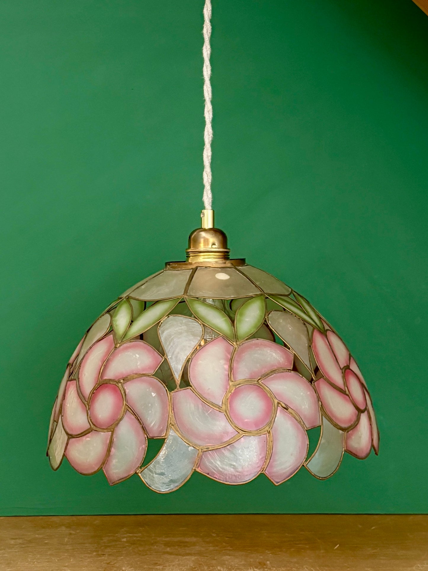 Suspension abat-jour ancien en nacre rose