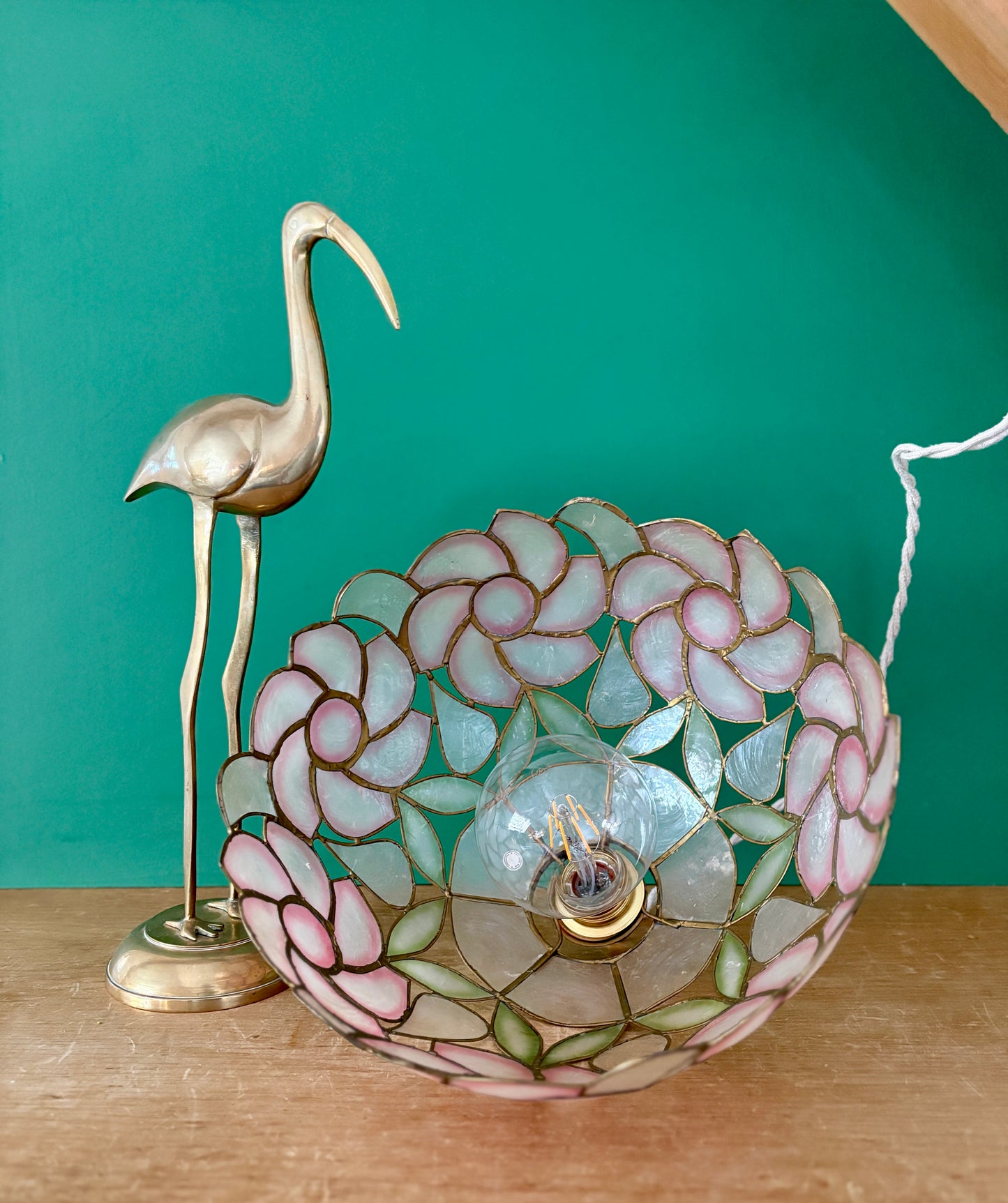 Suspension abat-jour ancien en nacre rose
