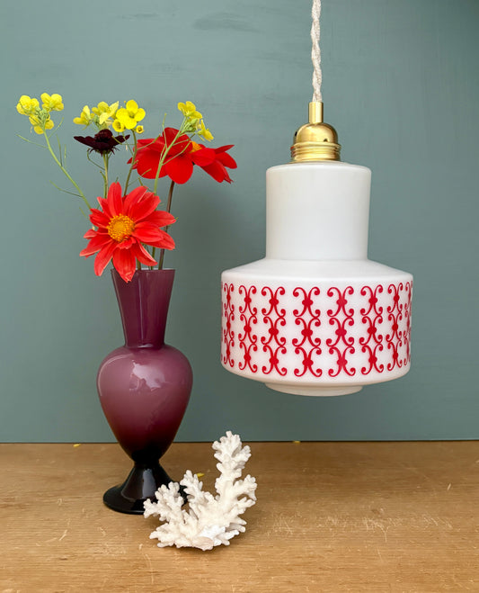 Suspension globe vintage en opaline blanche avec frise rouge