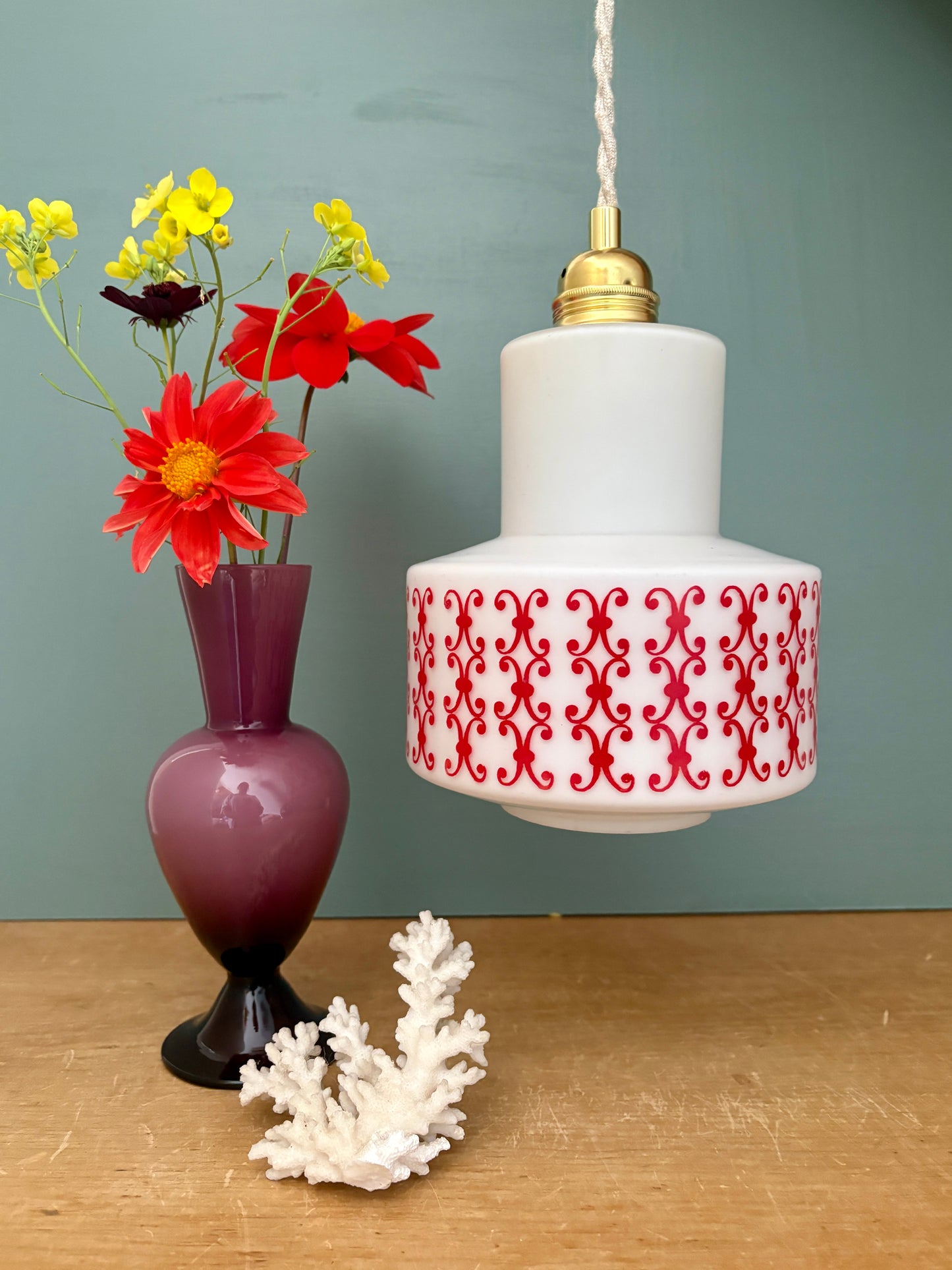 Suspension globe vintage en opaline blanche avec frise rouge