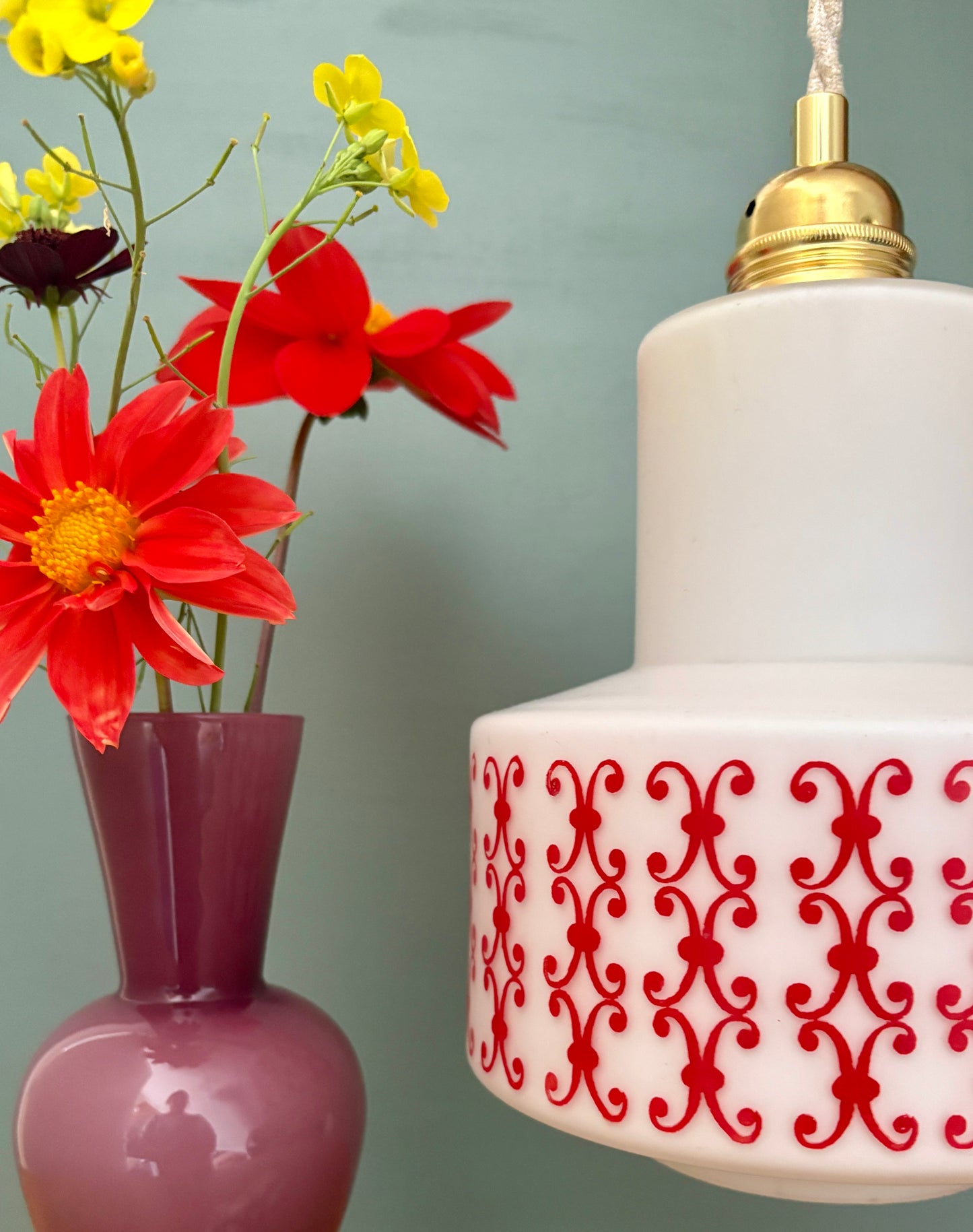 Suspension globe vintage en opaline blanche avec frise rouge