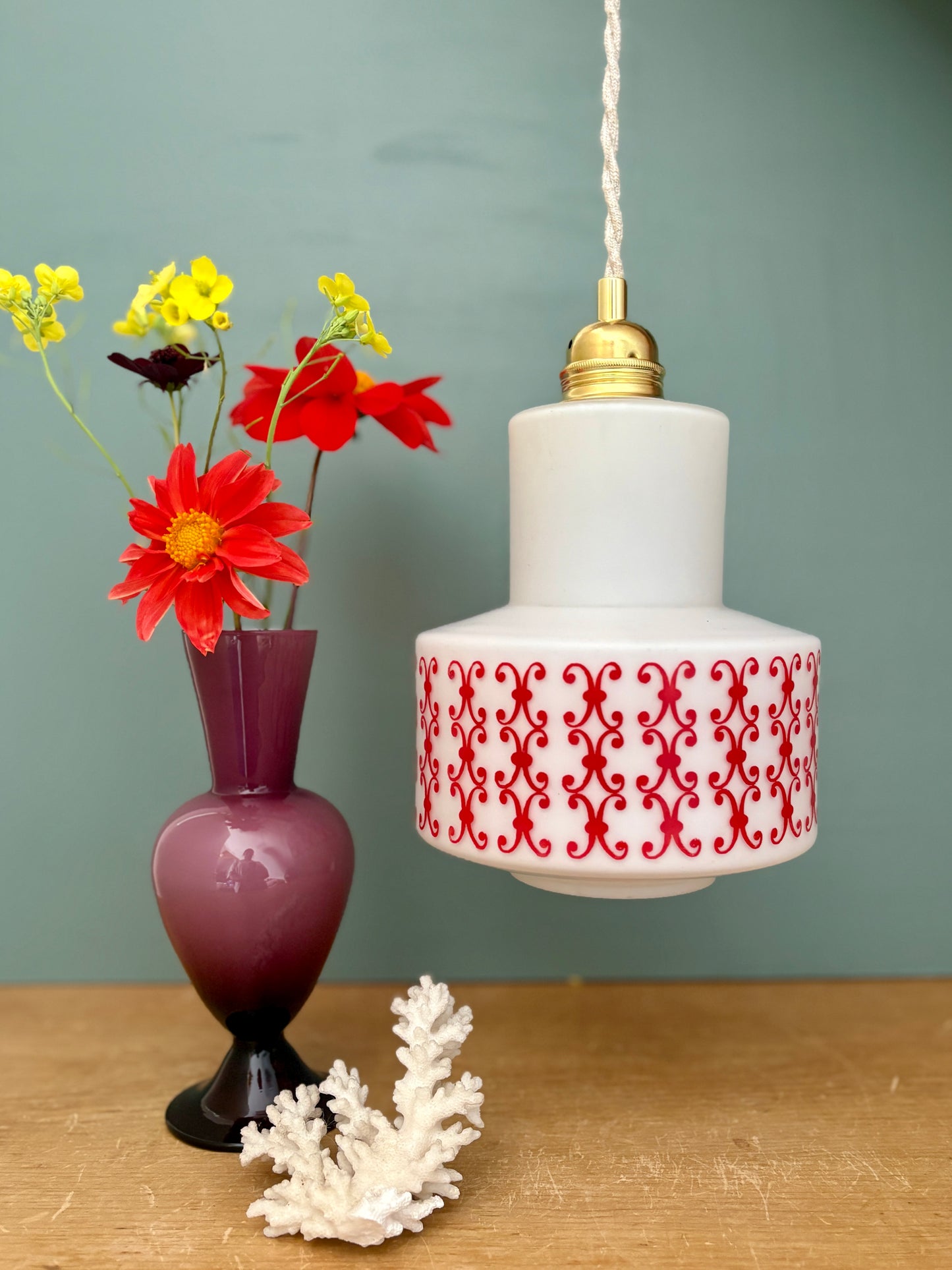 Suspension globe vintage en opaline blanche avec frise rouge