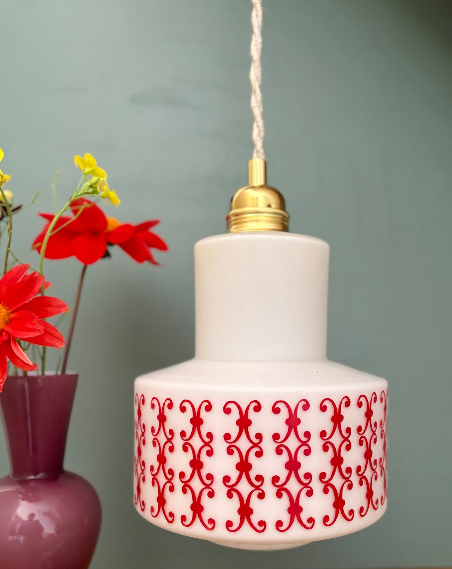 Suspension globe vintage en opaline blanche avec frise rouge