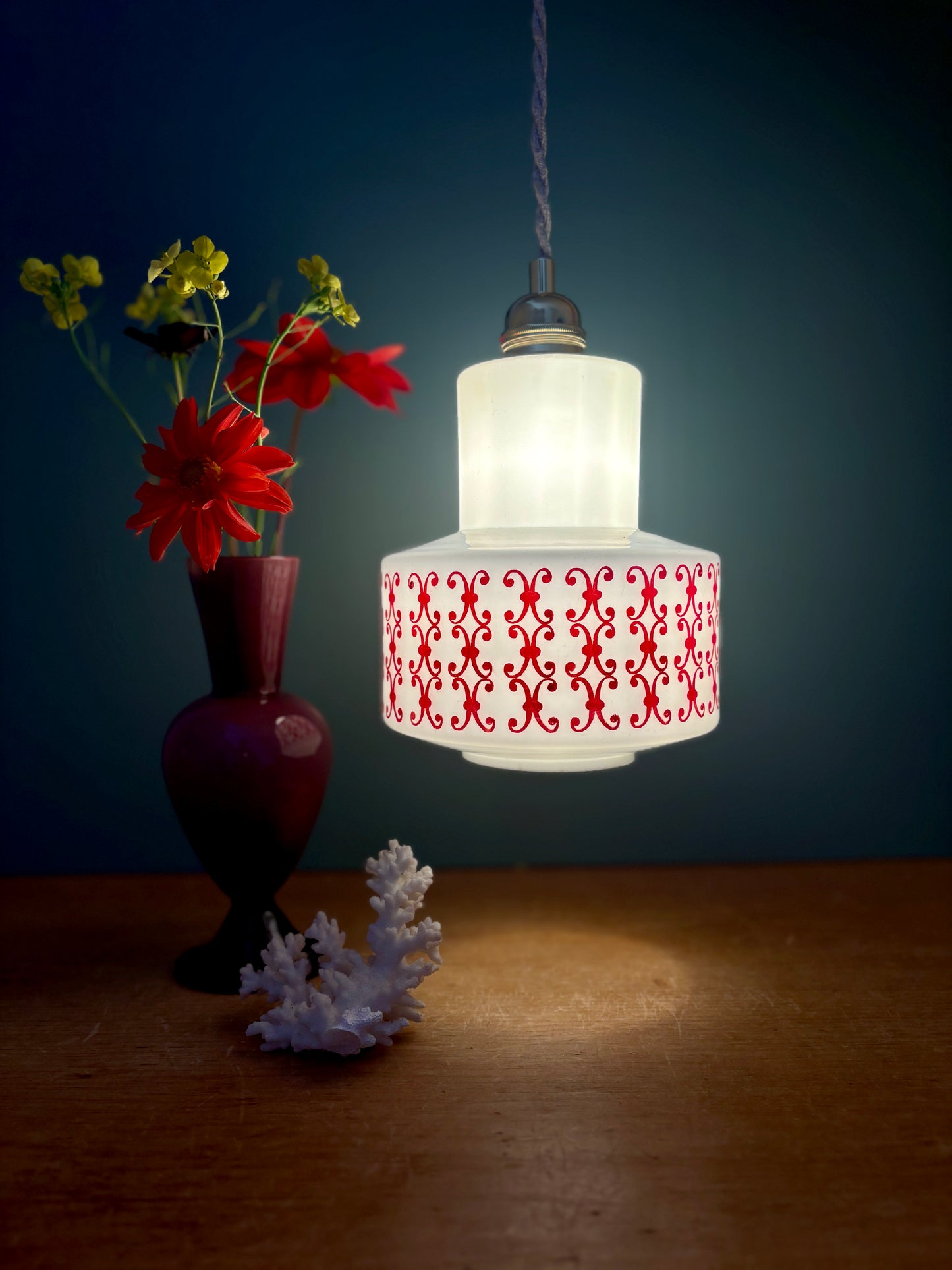 Suspension globe vintage en opaline blanche avec frise rouge