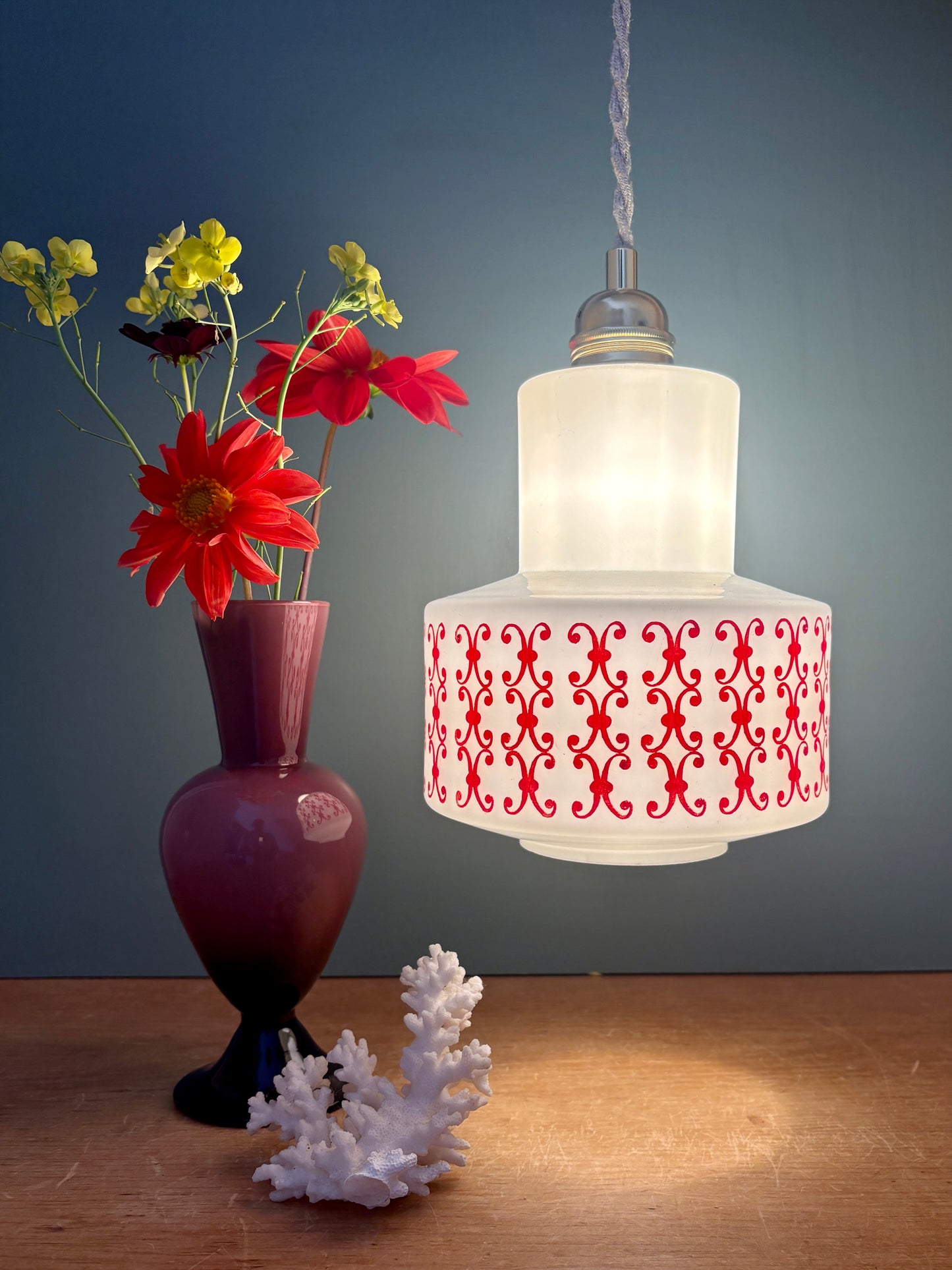 Suspension globe vintage en opaline blanche avec frise rouge