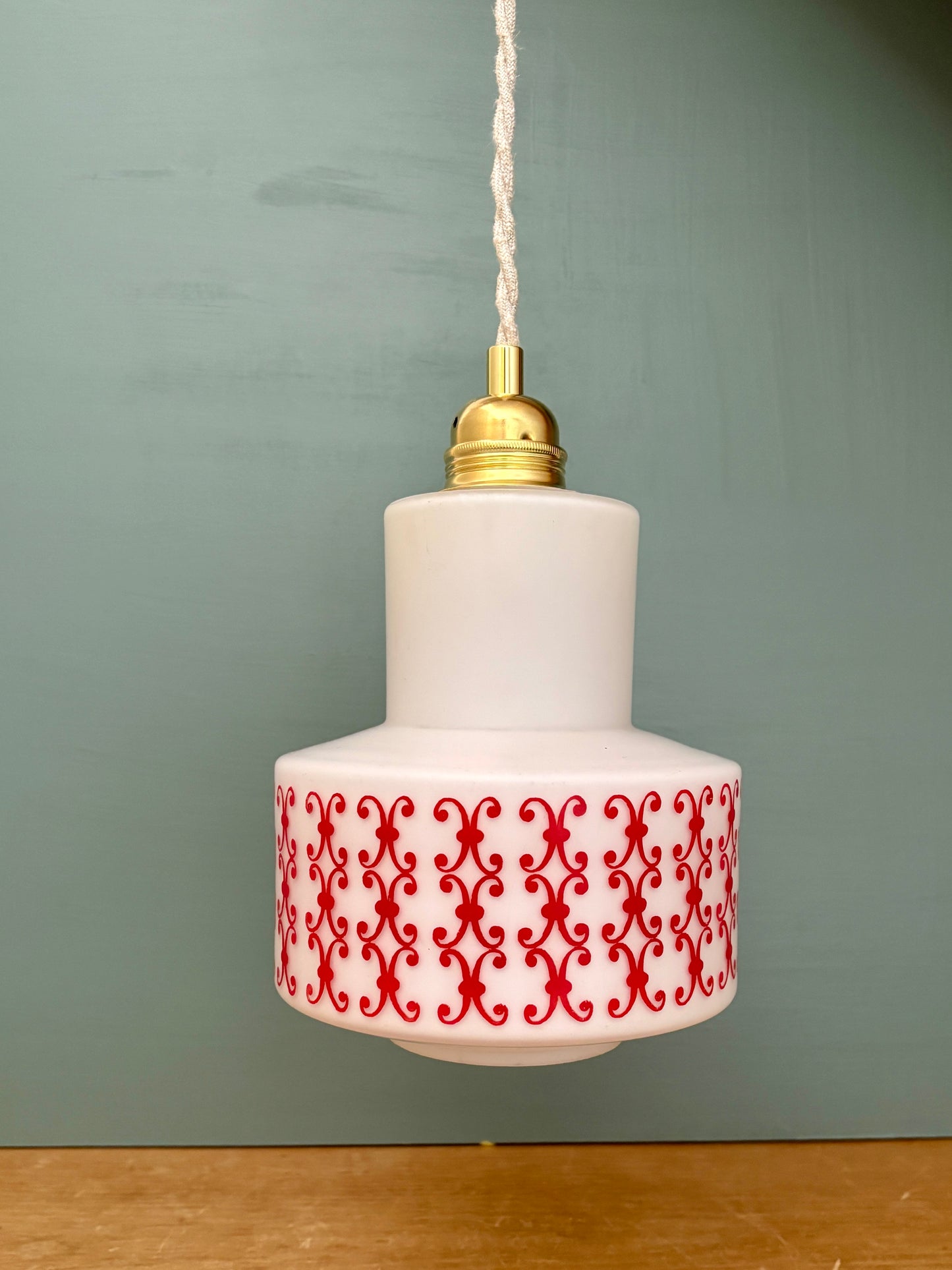 Suspension globe vintage en opaline blanche avec frise rouge