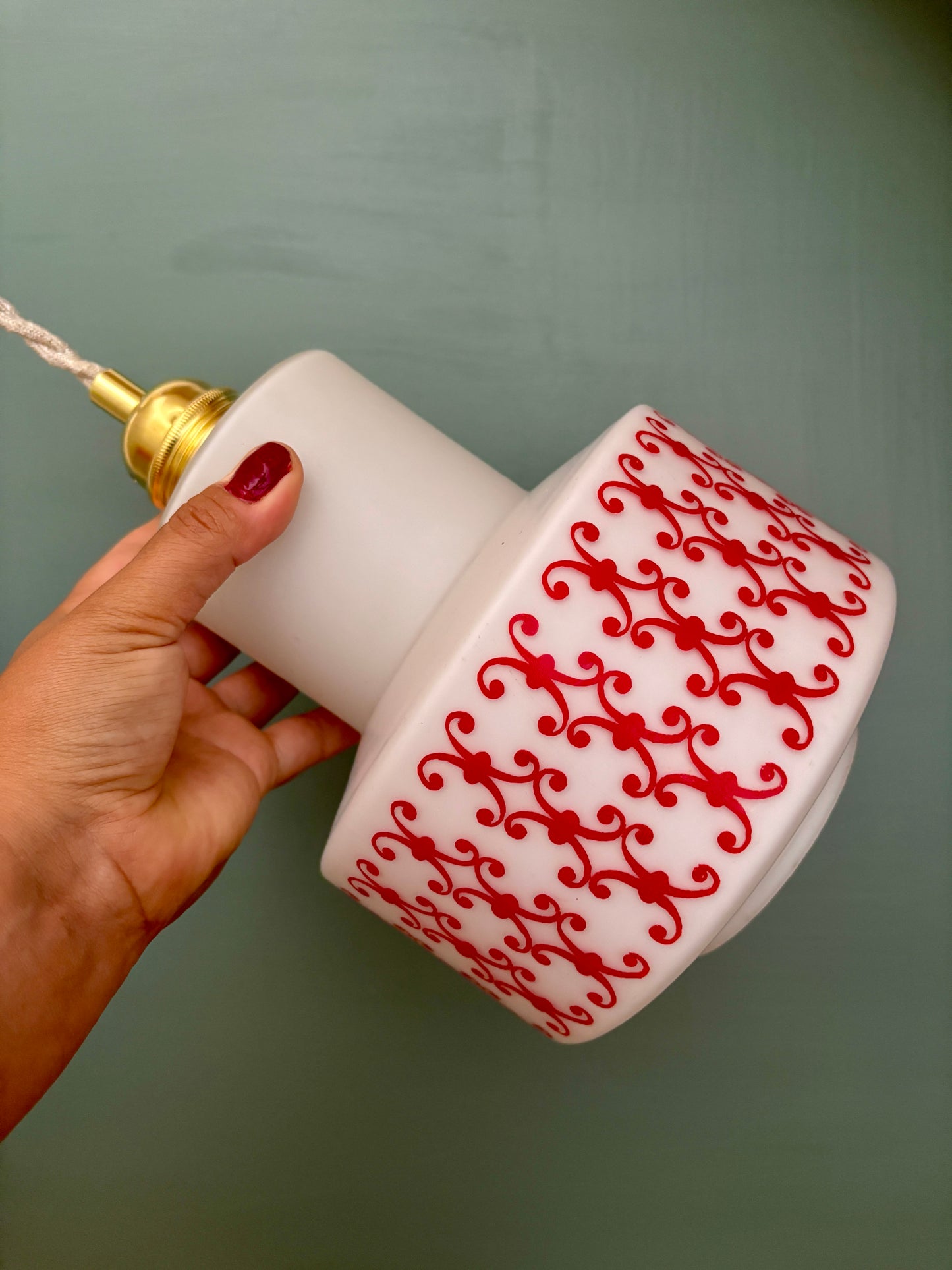 Suspension globe vintage en opaline blanche avec frise rouge