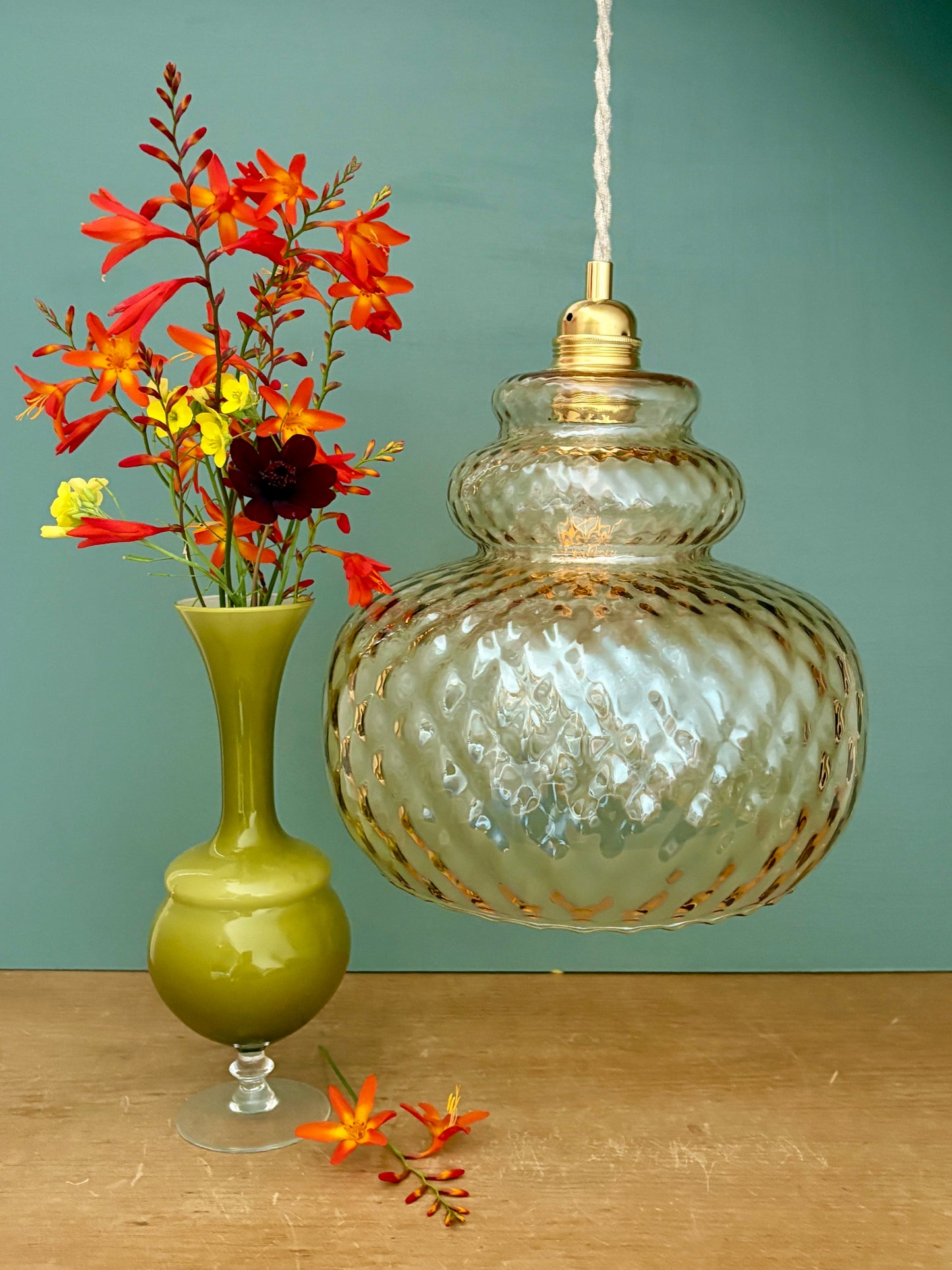 Suspension globe vintage en verre ambré