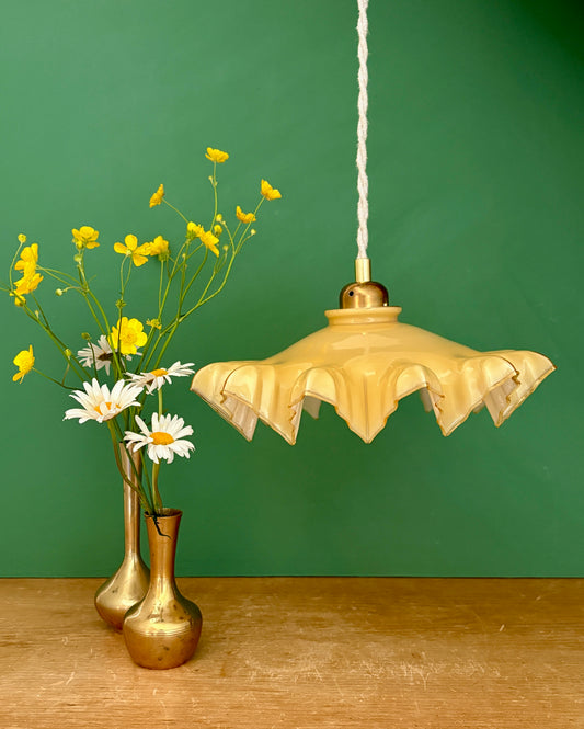 Suspension abat-jour vintage en opaline jaune