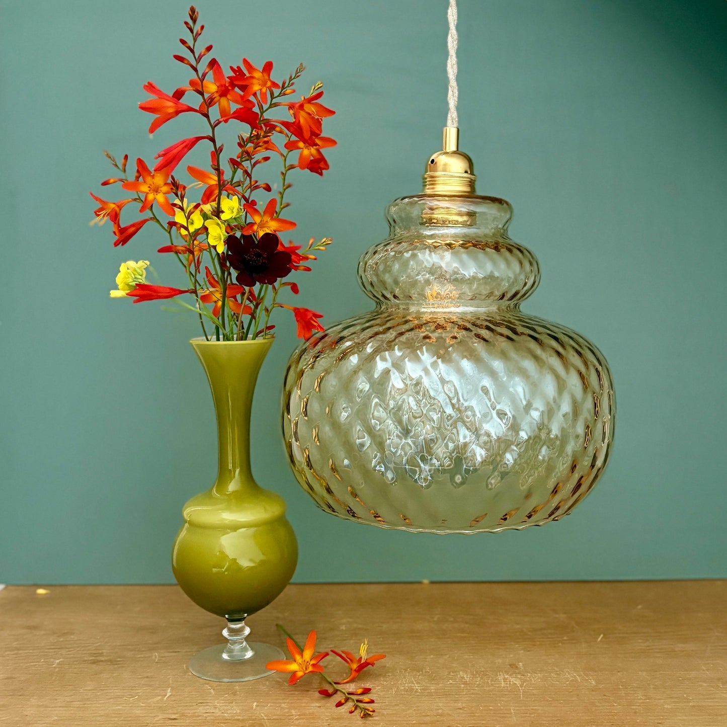Suspension globe vintage en verre ambré