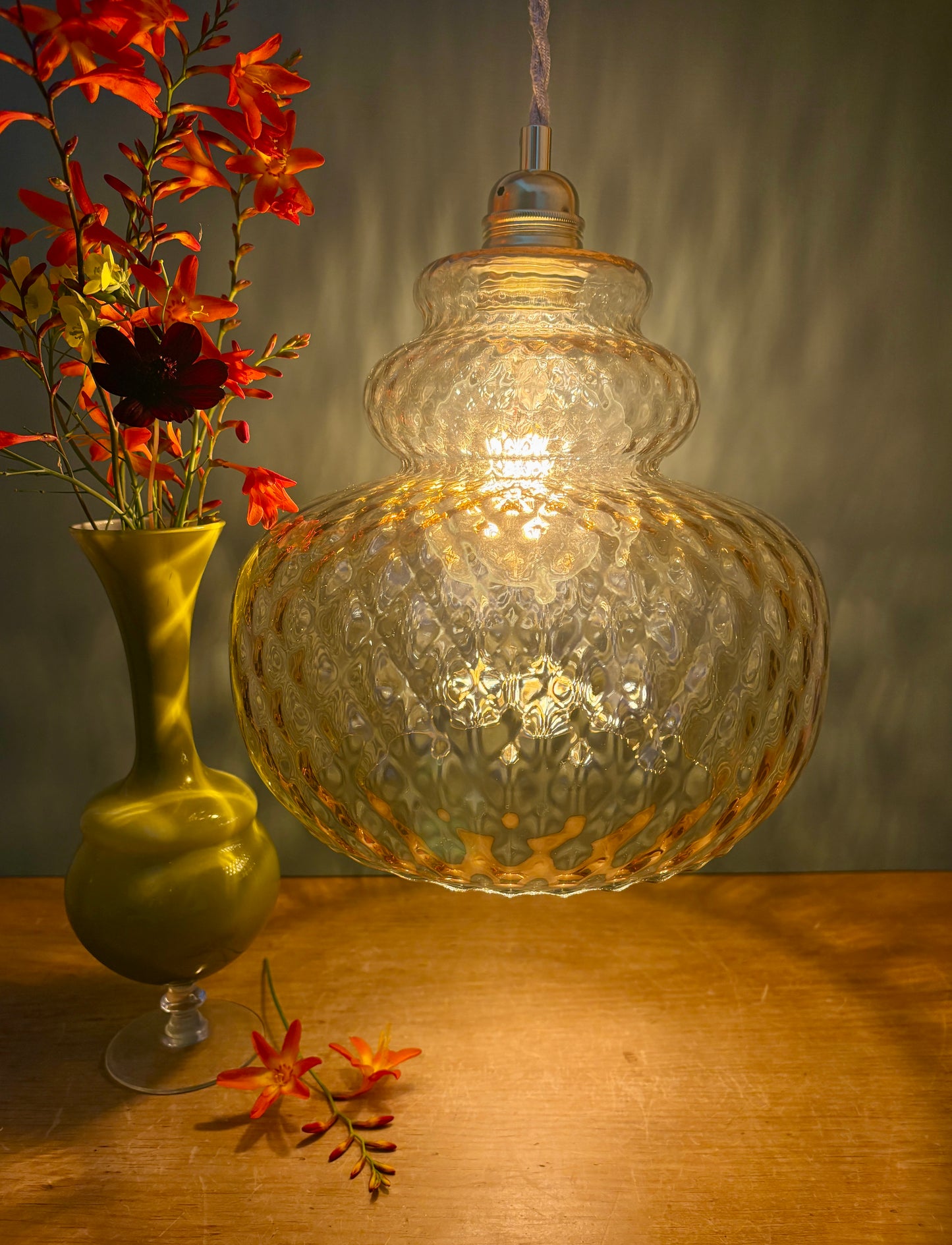 Suspension globe vintage en verre ambré