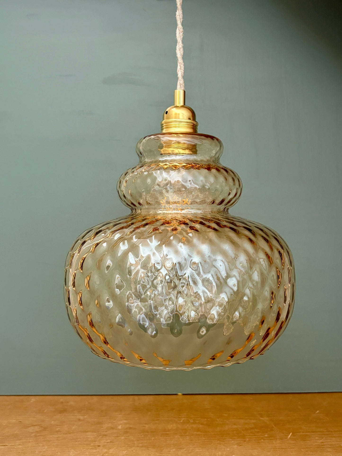Suspension globe vintage en verre ambré