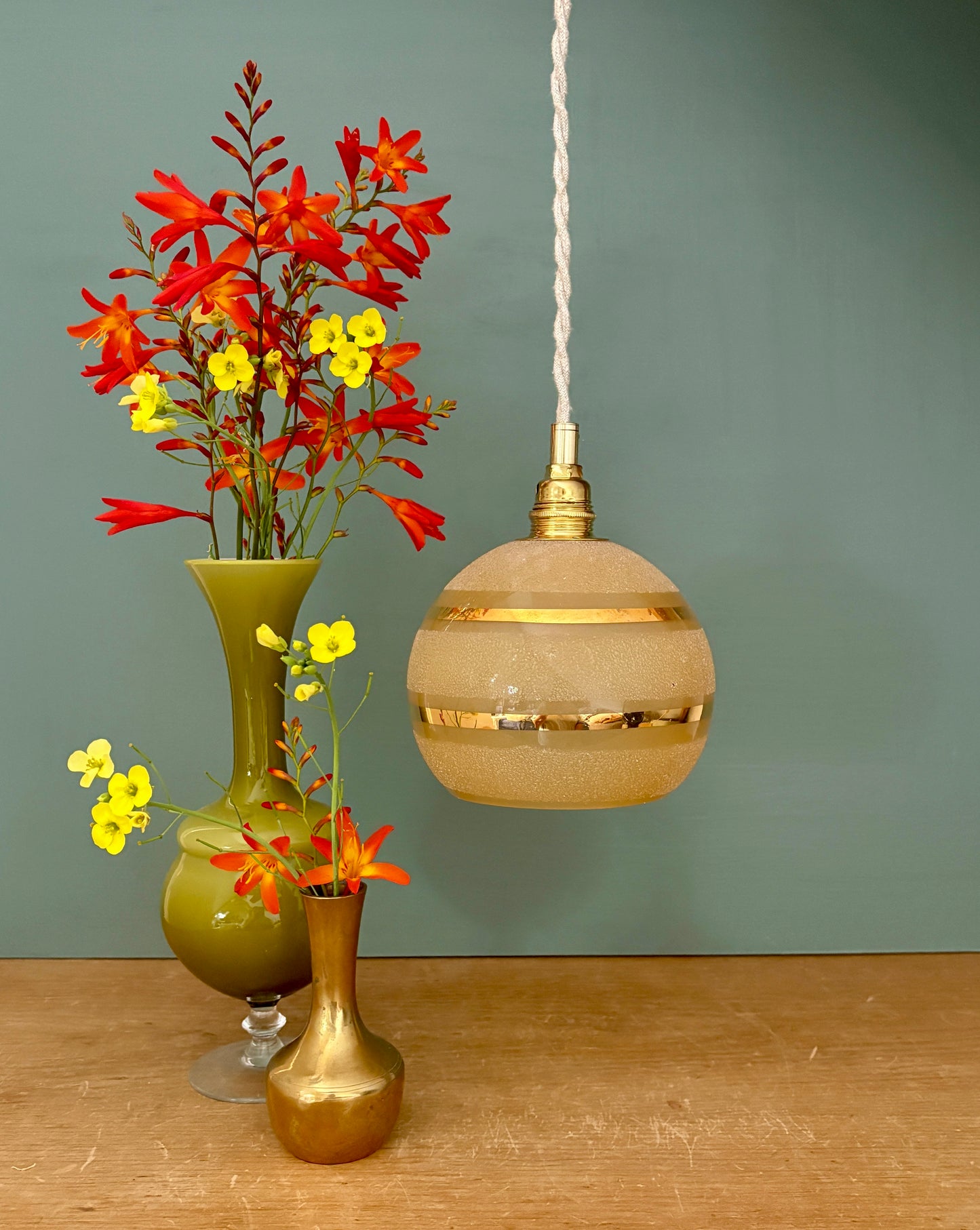 Suspension globe vintage en verre granité jaune et doré