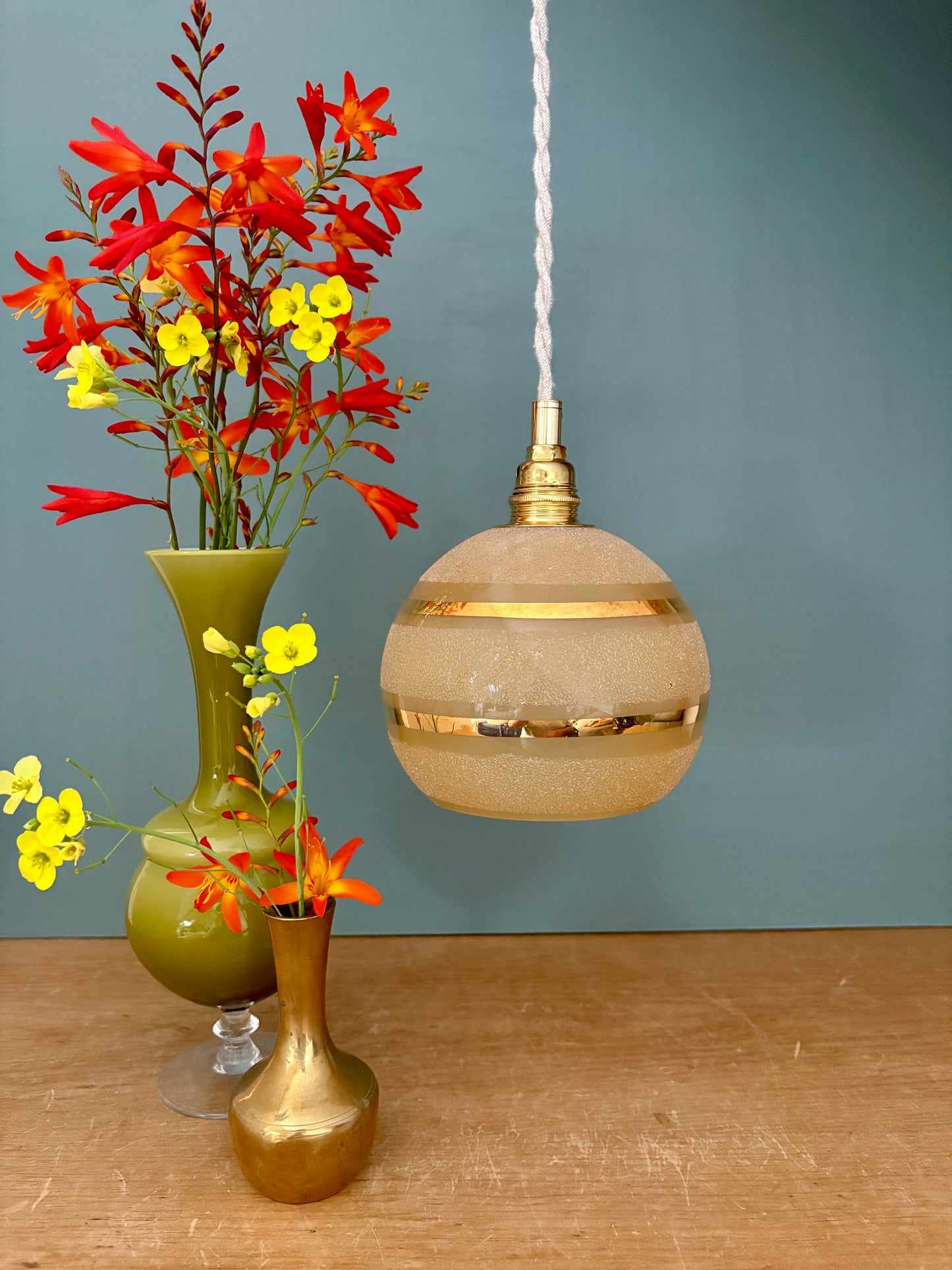 Suspension globe vintage en verre granité jaune et doré