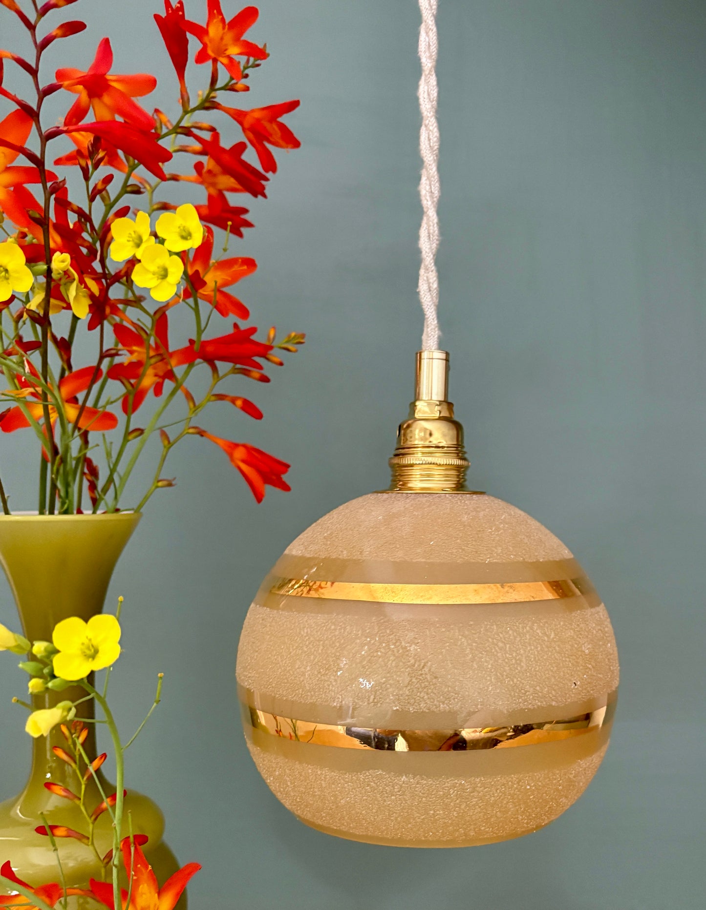 Suspension globe vintage en verre granité jaune et doré