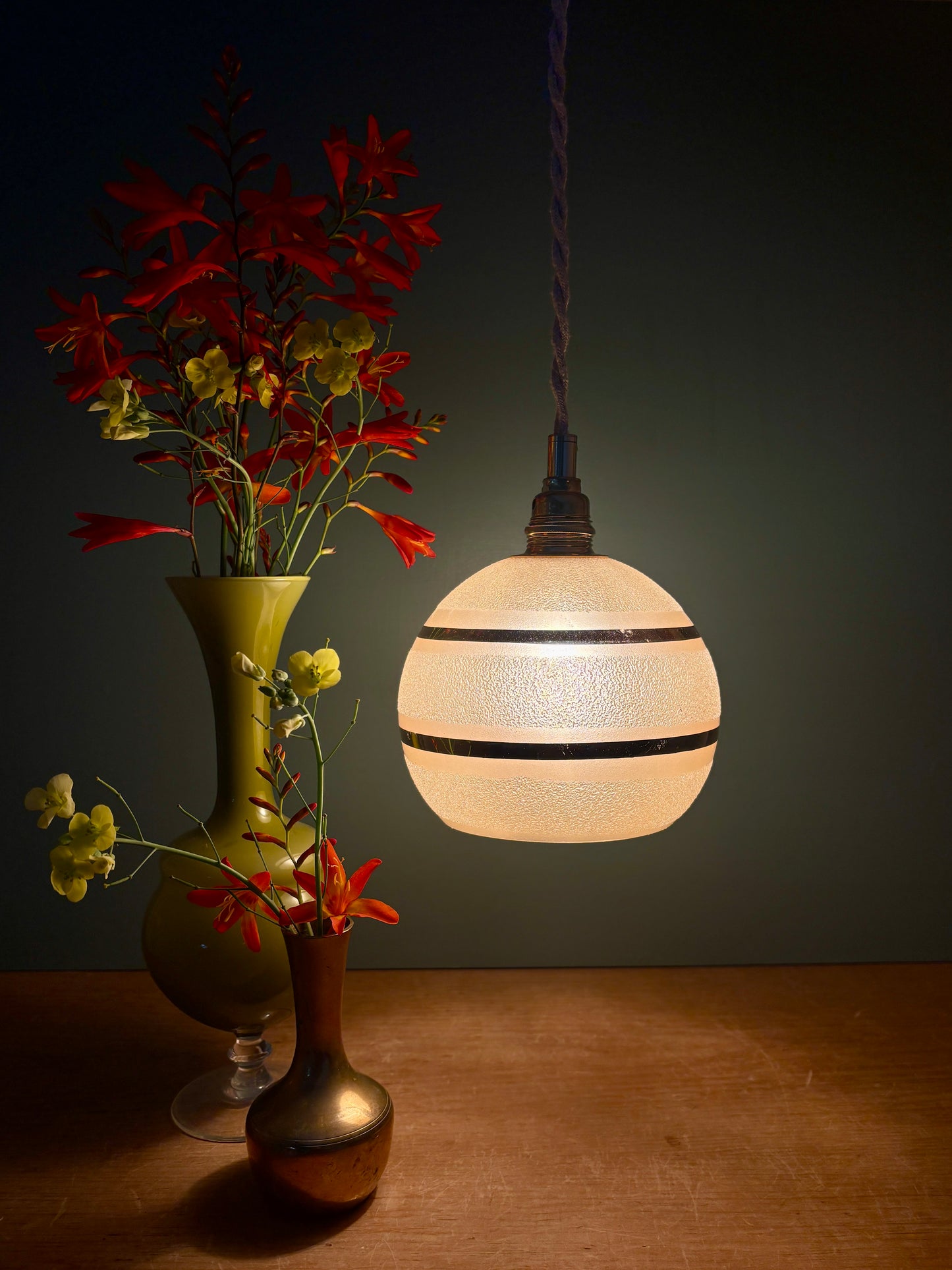 Suspension globe vintage en verre granité jaune et doré