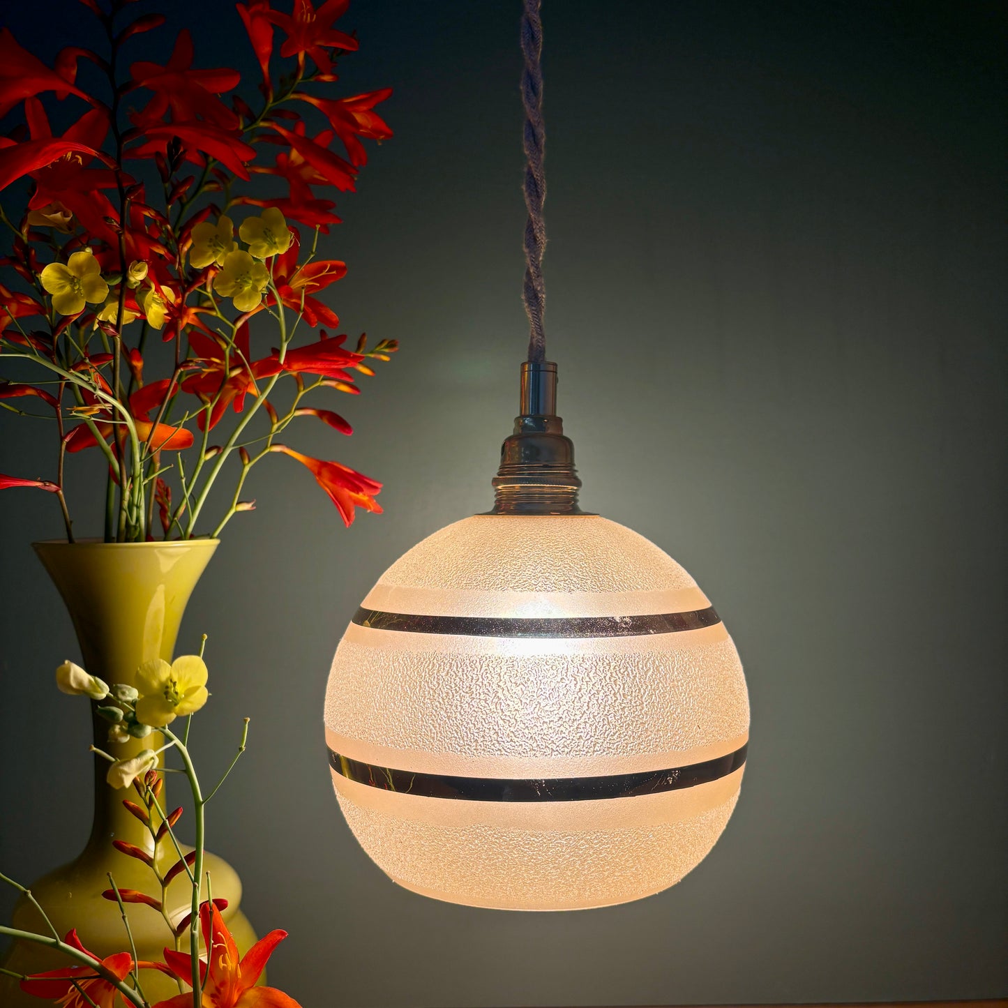 Suspension globe vintage en verre granité jaune et doré