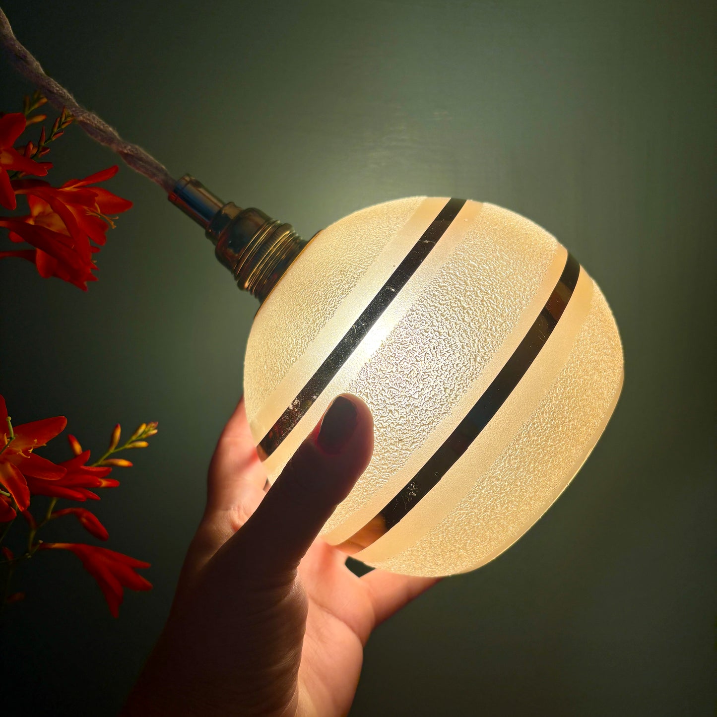 Suspension globe vintage en verre granité jaune et doré