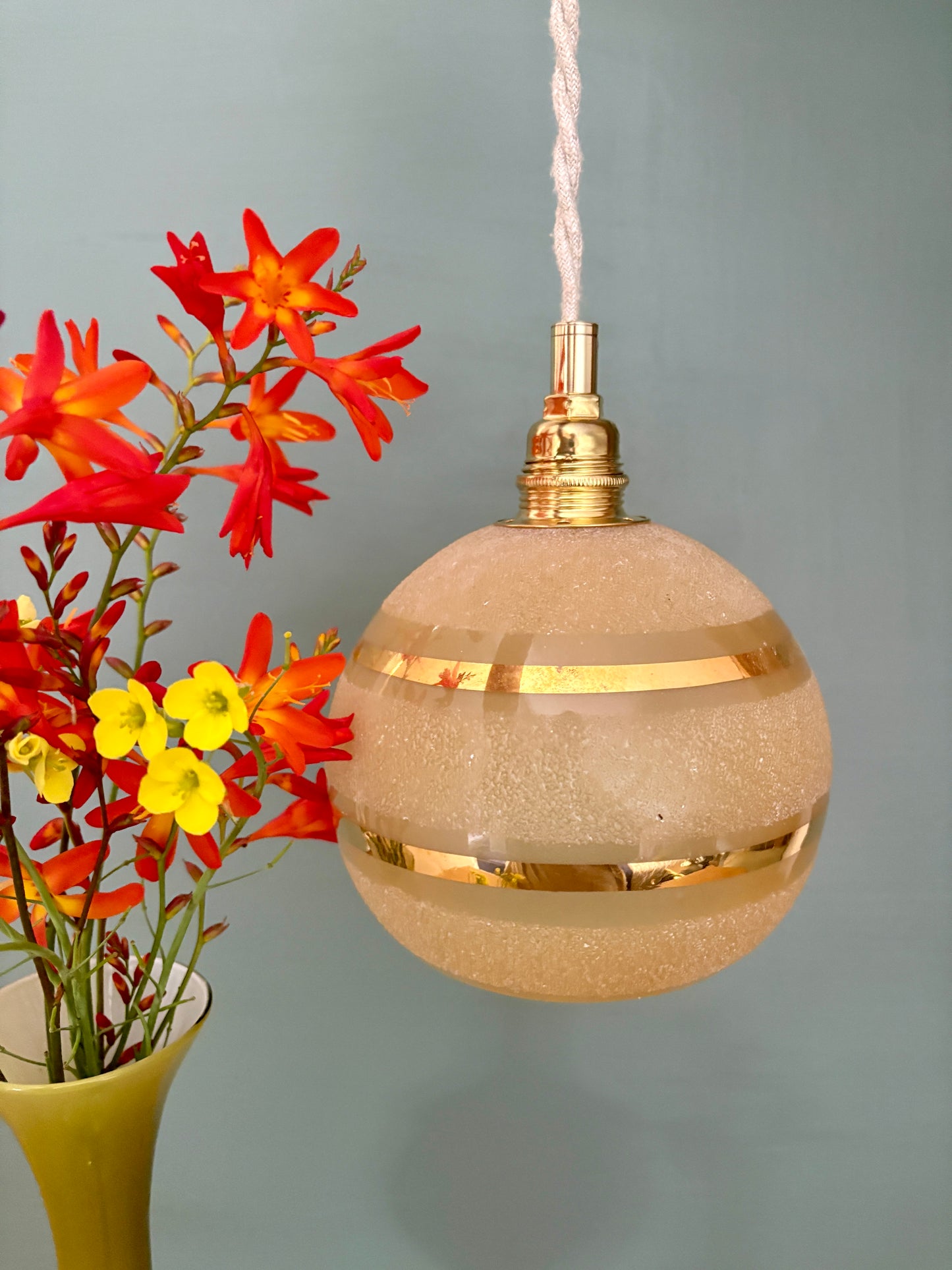 Suspension globe vintage en verre granité jaune et doré