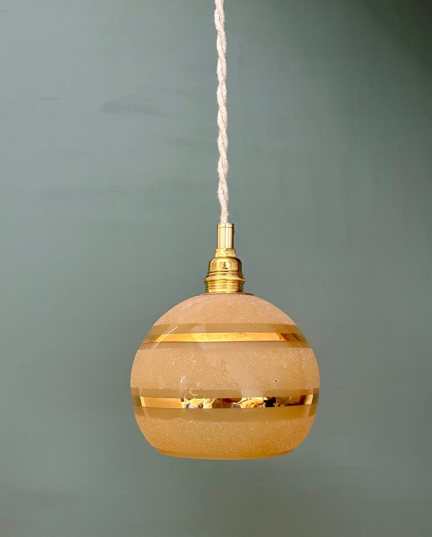 Suspension globe vintage en verre granité jaune et doré