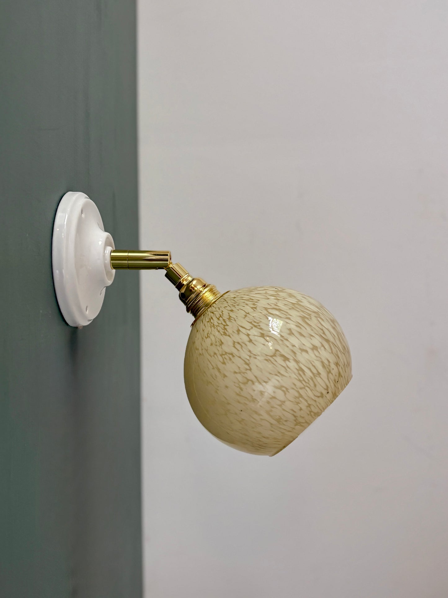 Applique globe vintage en verre de Clichy jaune pâle