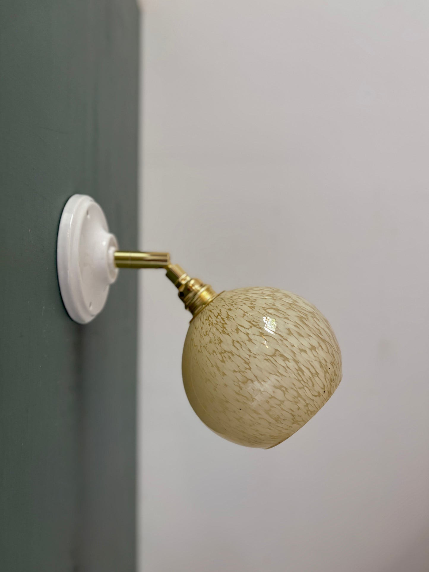 Applique globe vintage en verre de Clichy jaune pâle