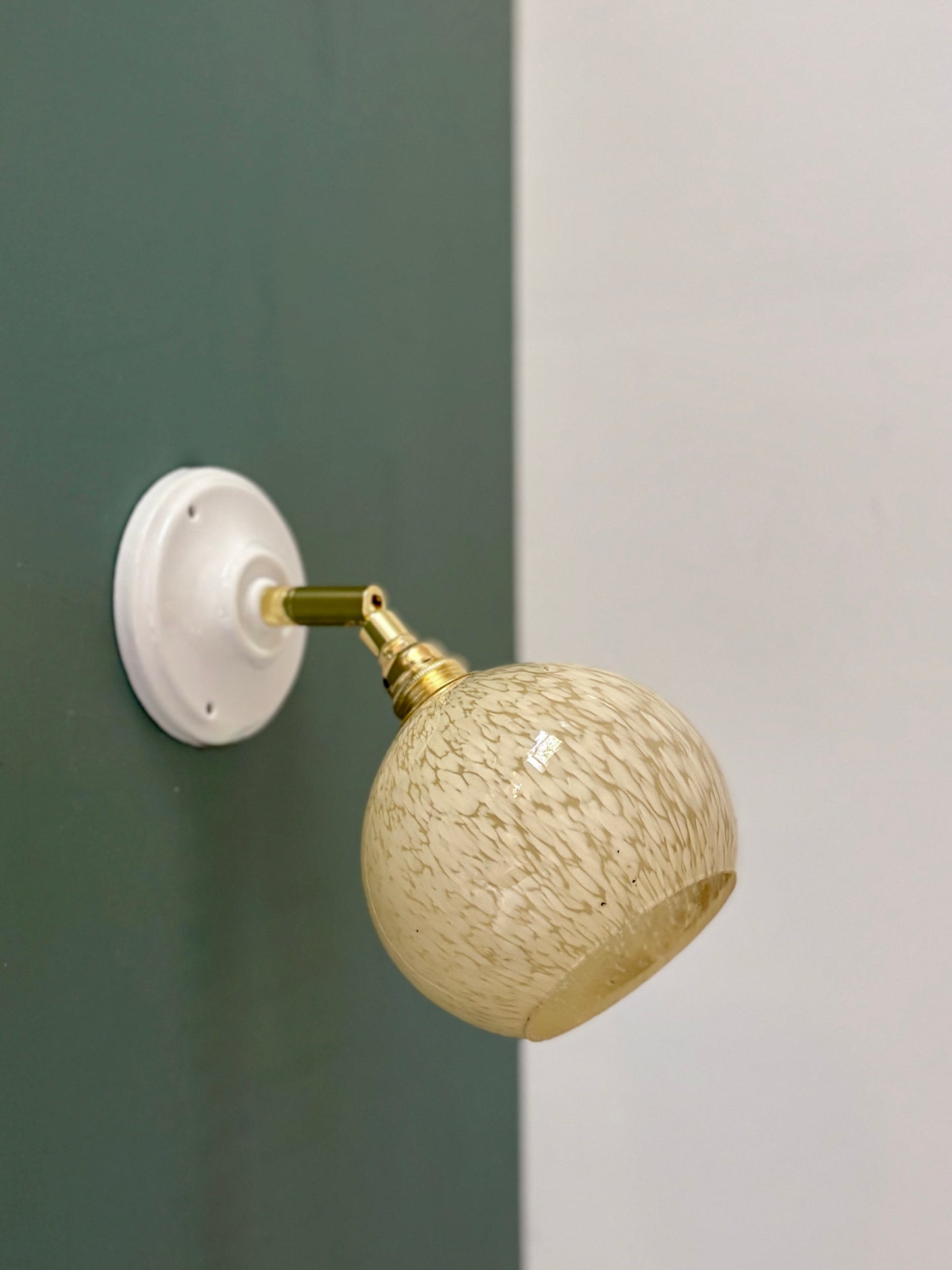 Applique globe vintage en verre de Clichy jaune pâle