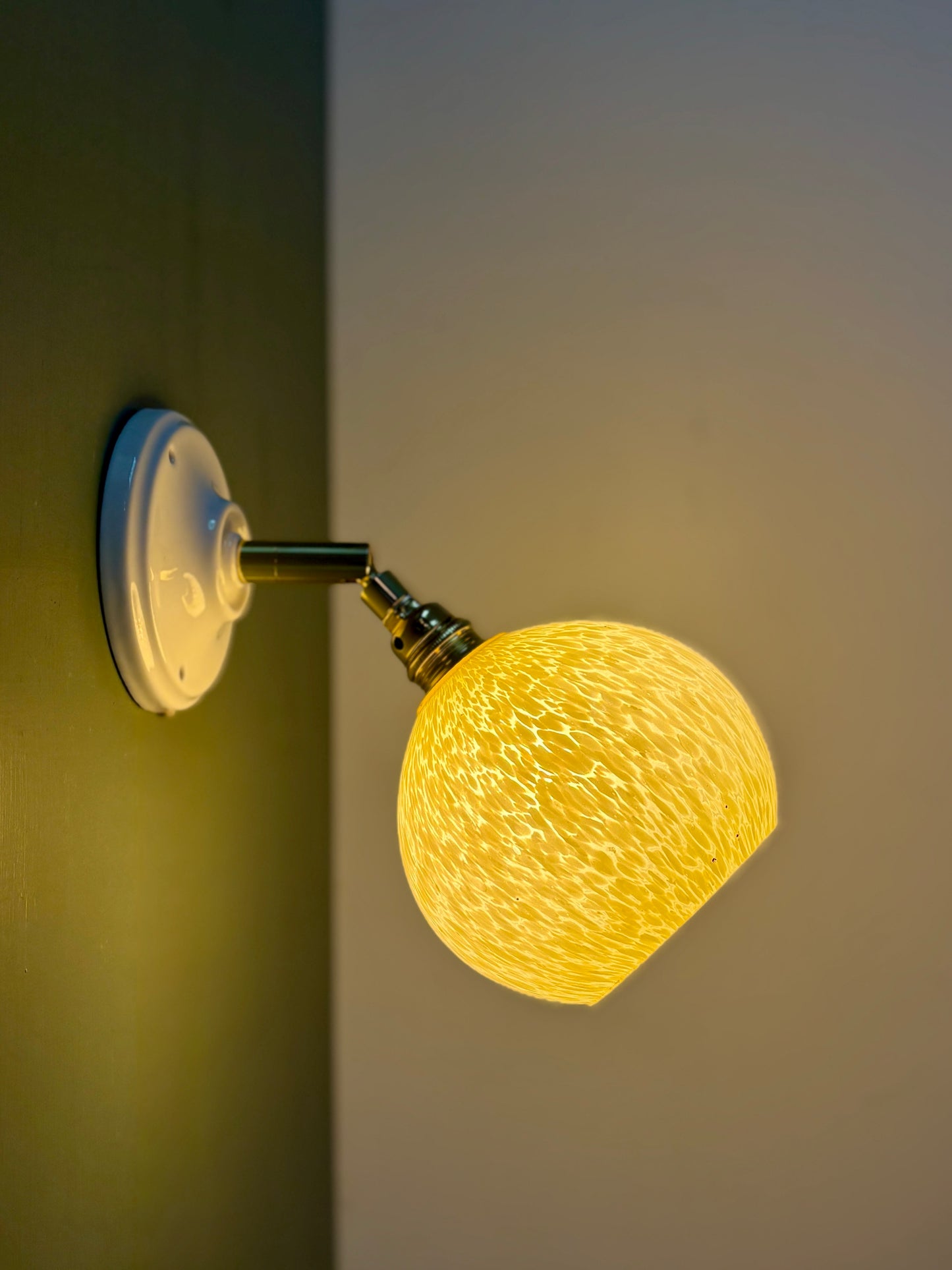 Applique globe vintage en verre de Clichy jaune pâle
