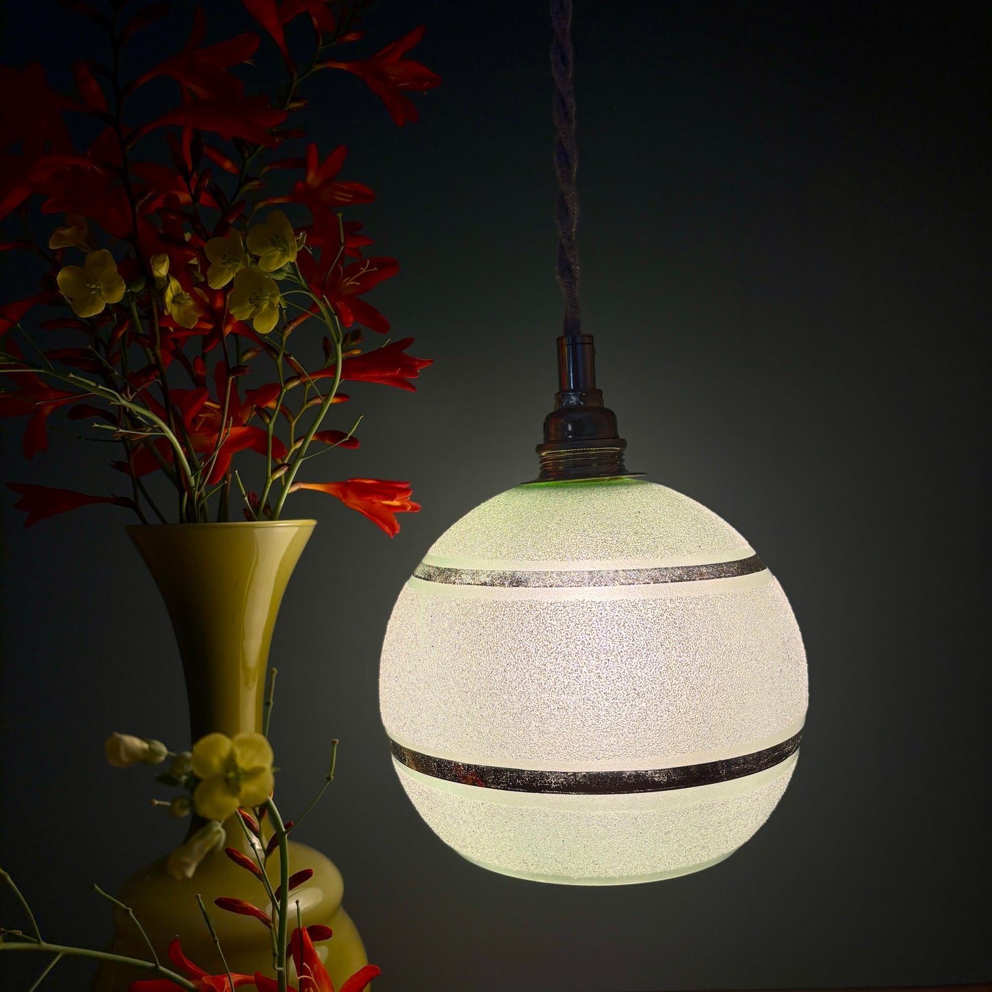 Suspension globe vintage en verre granité vert et doré