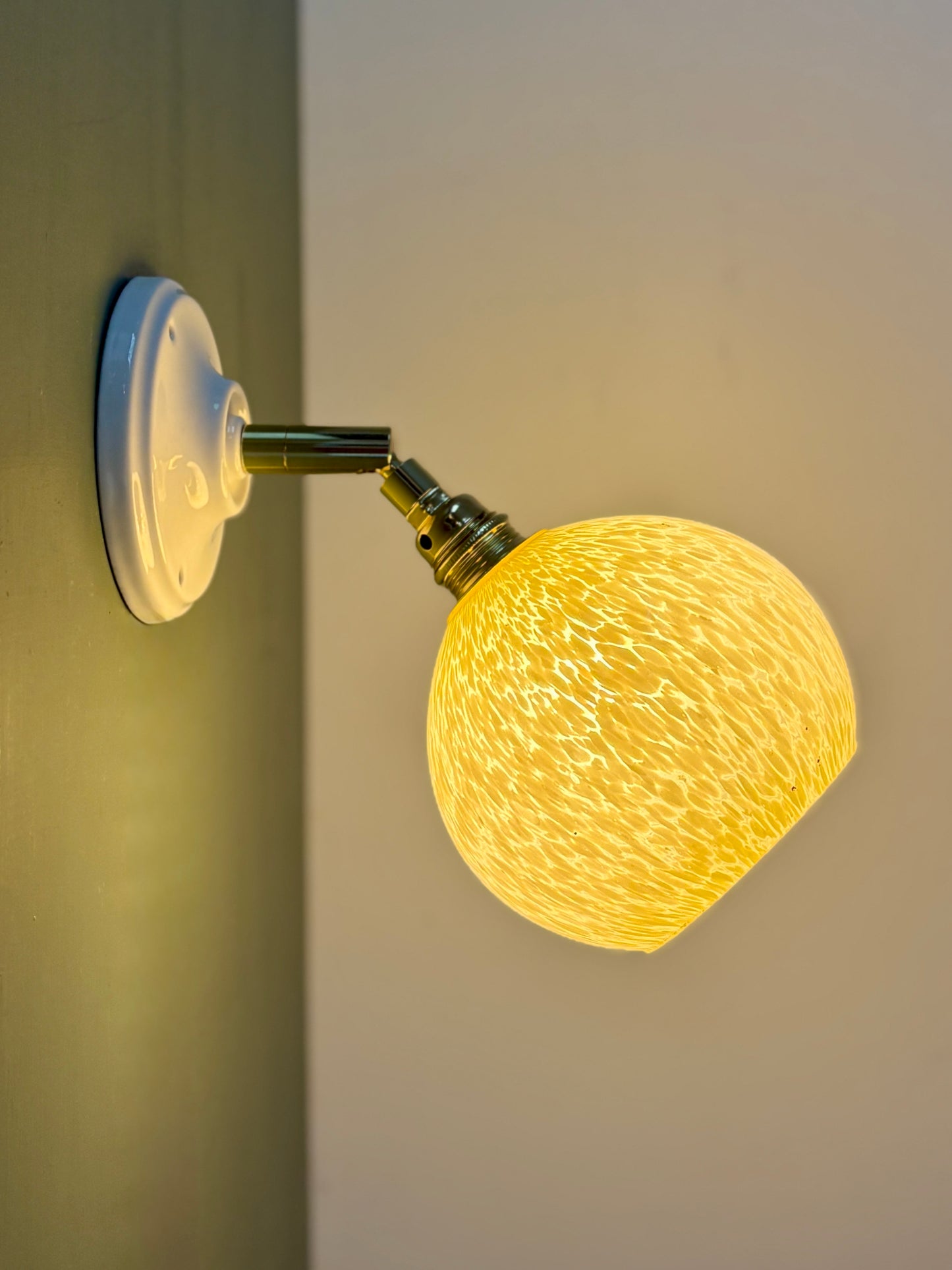 Applique globe vintage en verre de Clichy jaune pâle
