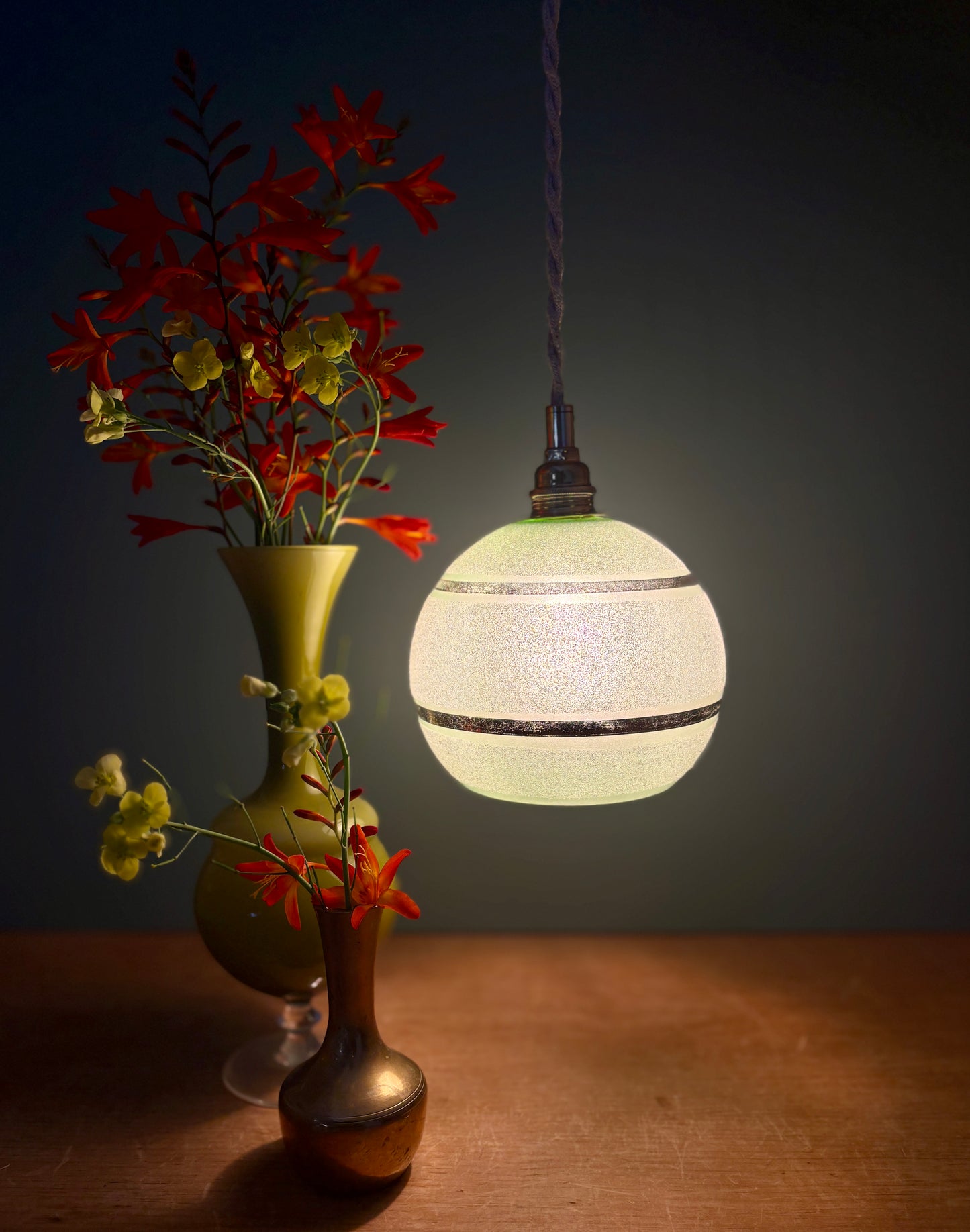 Suspension globe vintage en verre granité vert et doré