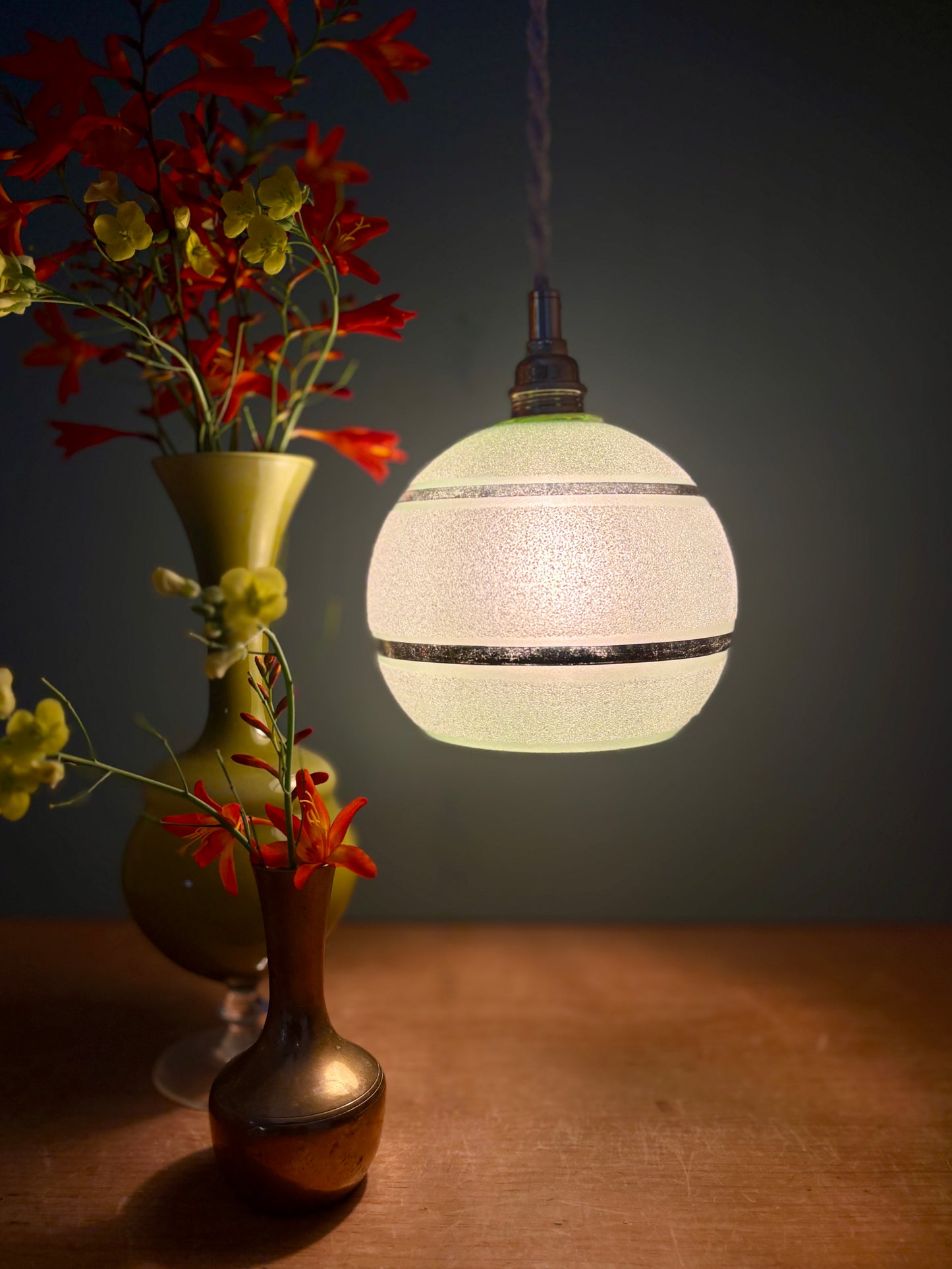 Suspension globe vintage en verre granité vert et doré