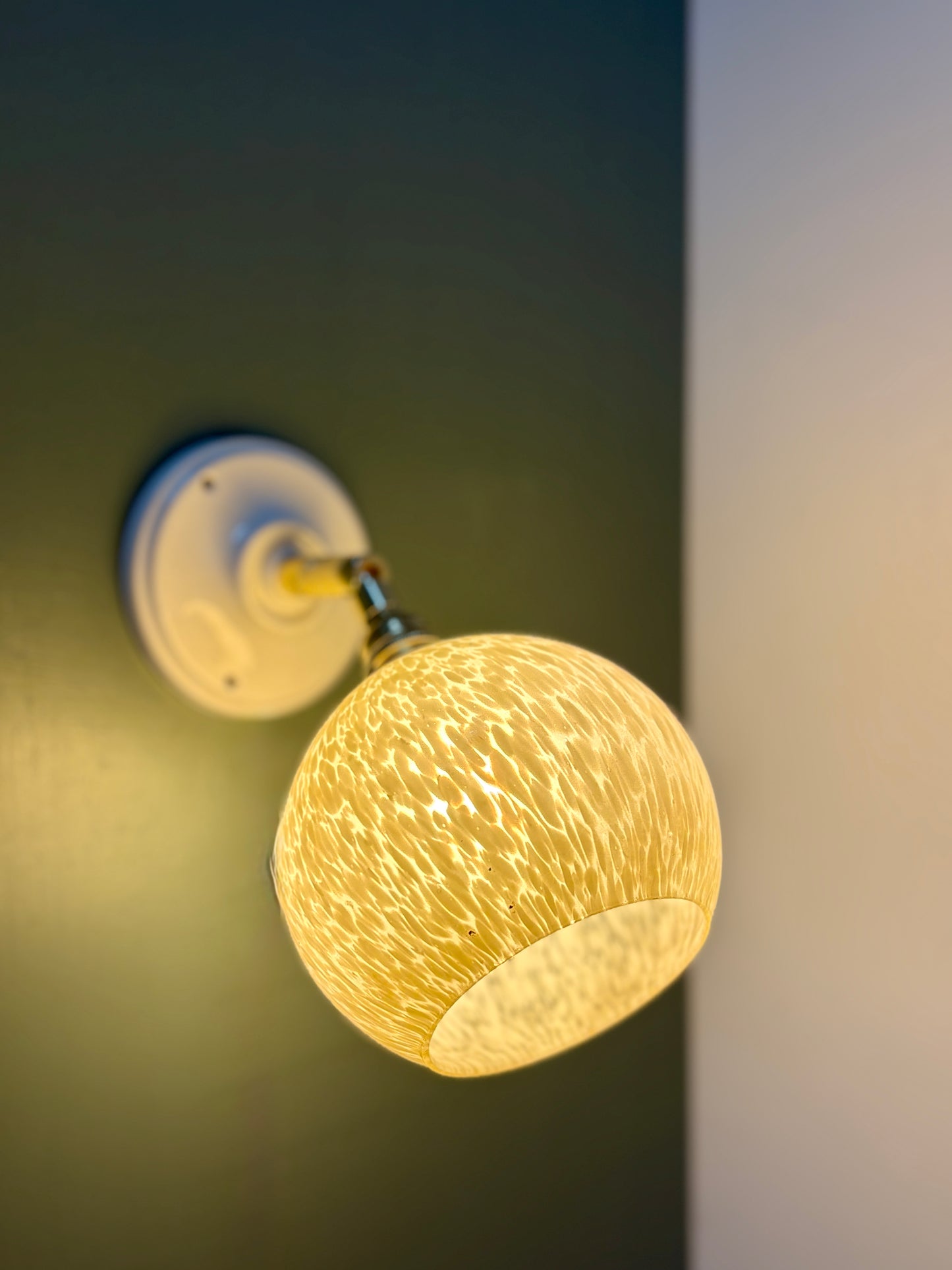 Applique globe vintage en verre de Clichy jaune pâle