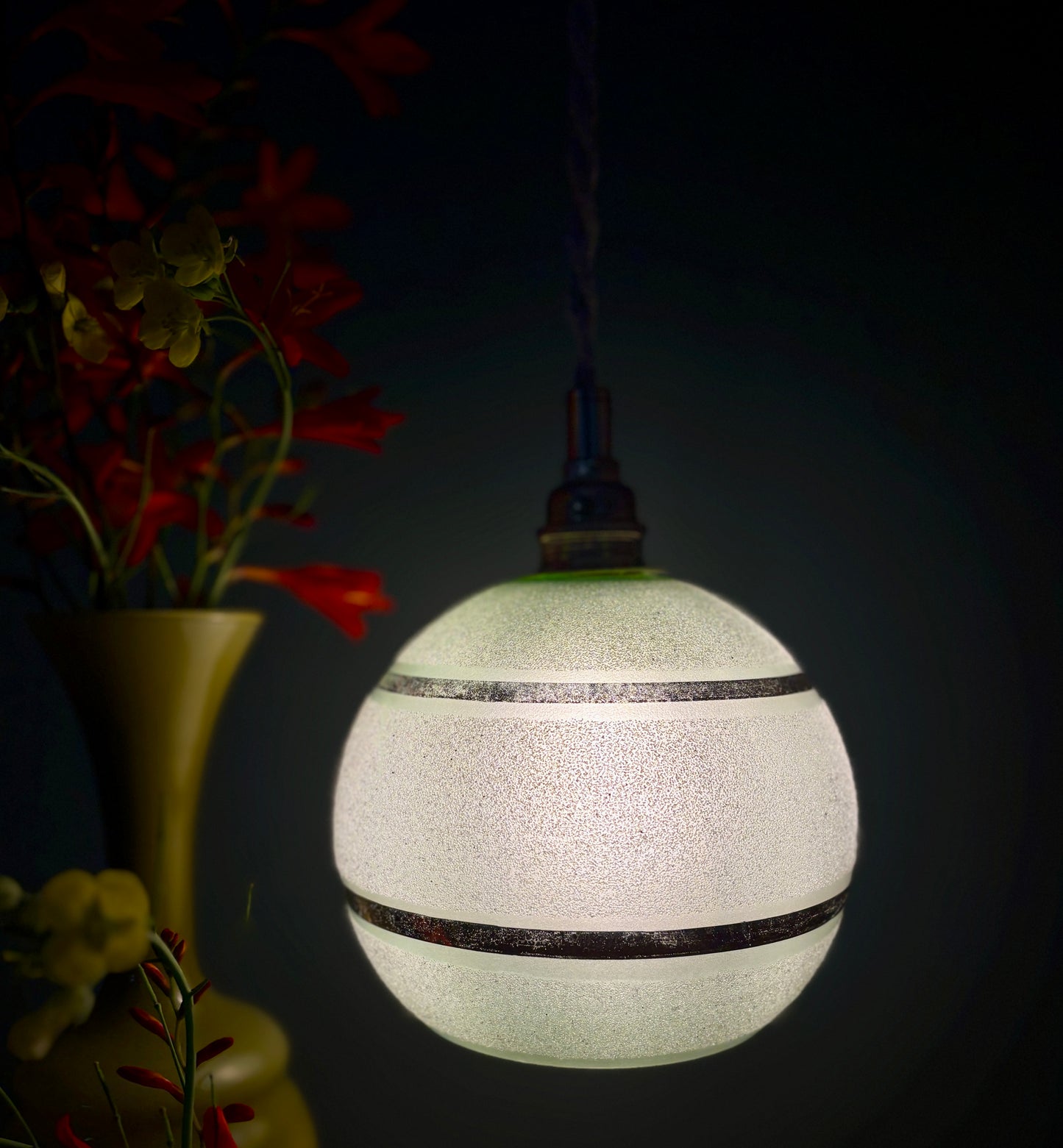 Suspension globe vintage en verre granité vert et doré