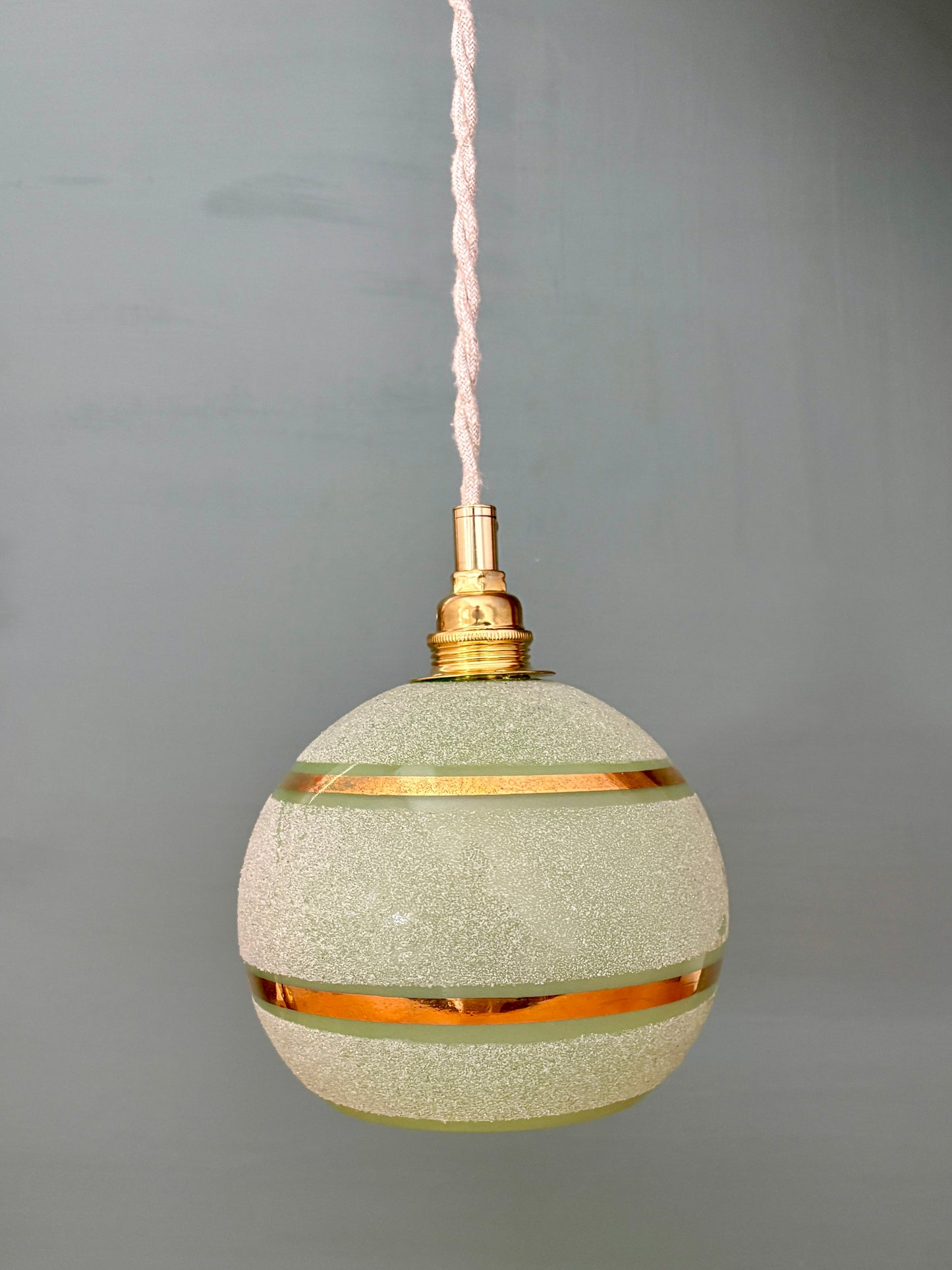 Suspension globe vintage en verre granité vert et doré
