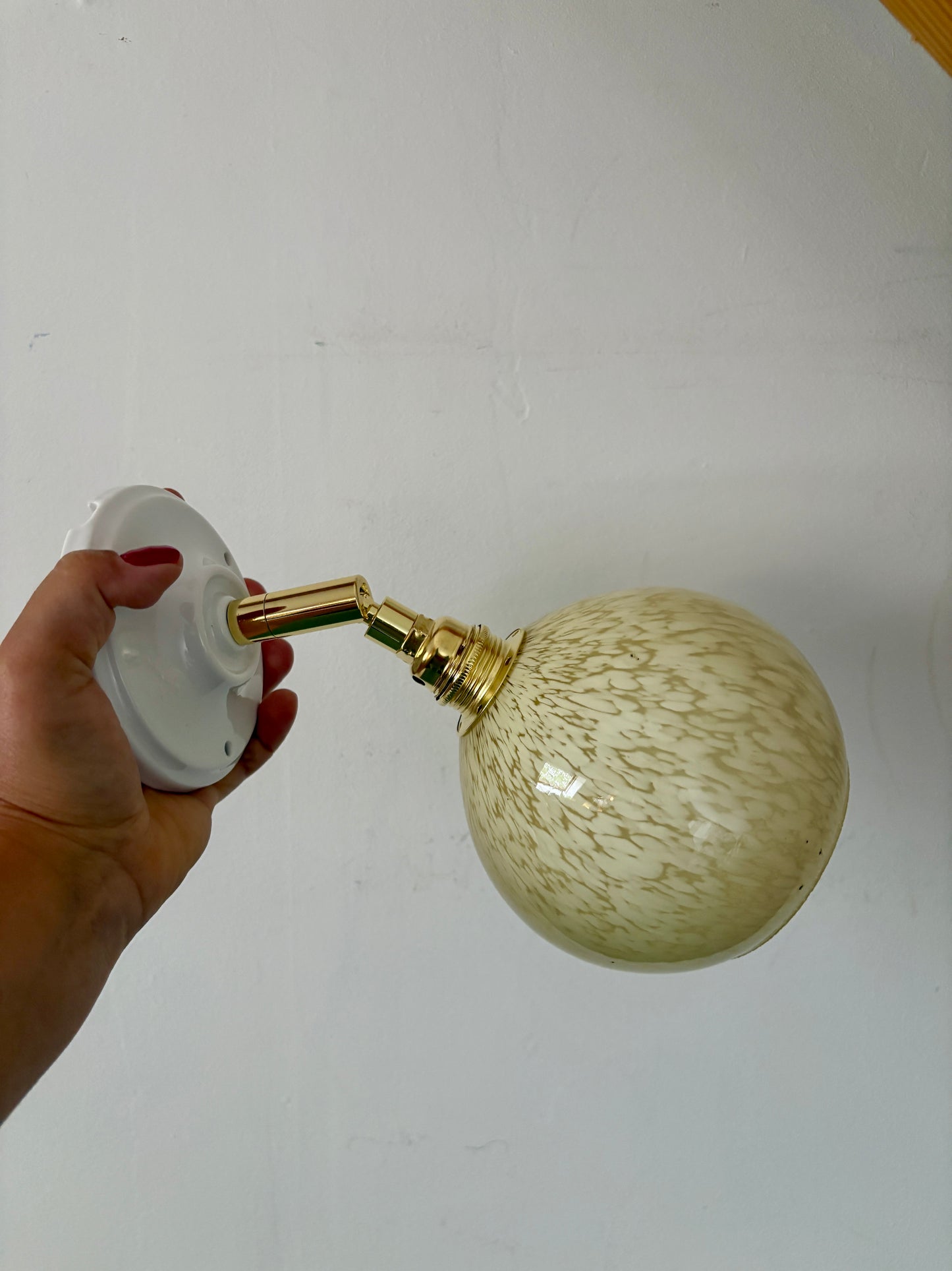 Applique globe vintage en verre de Clichy jaune pâle