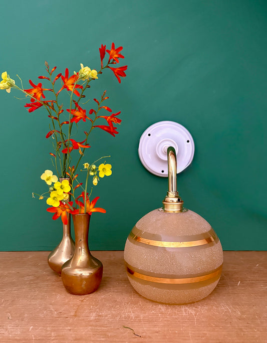 Applique coudée globe vintage en verre granité jaune et or