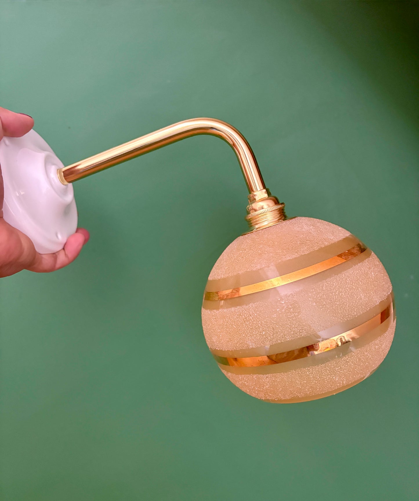Applique coudée globe vintage en verre granité jaune et or
