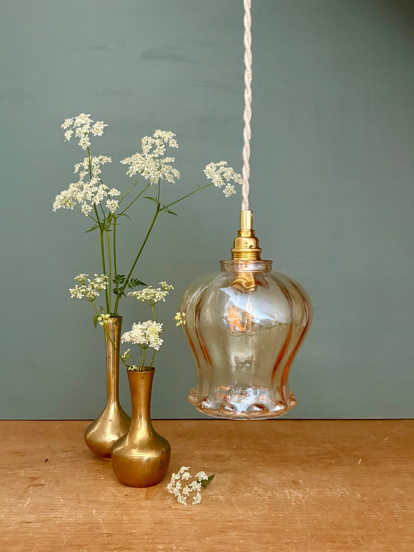 Suspension tulipe vintage en verre ambré