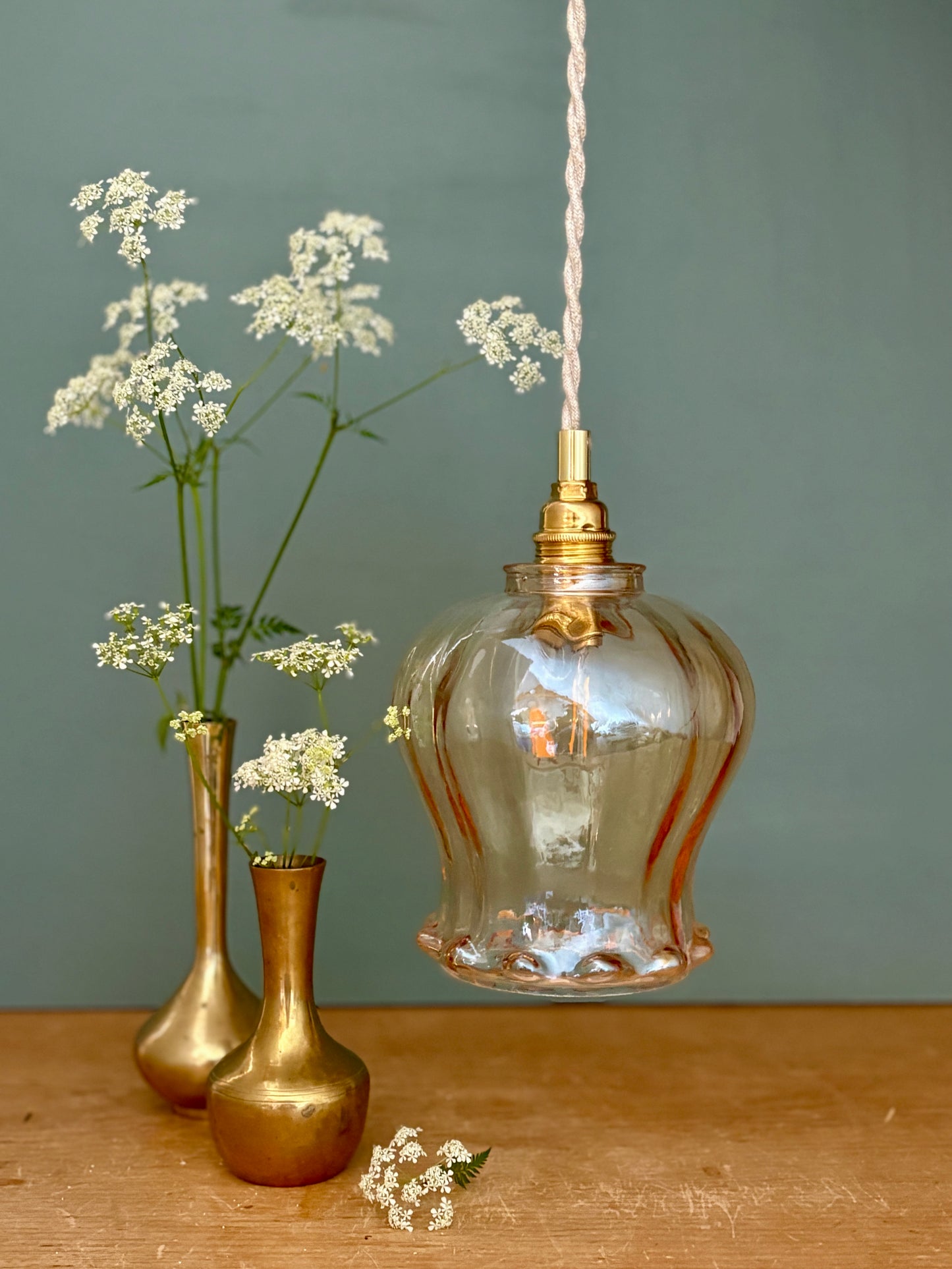 Suspension tulipe vintage en verre ambré