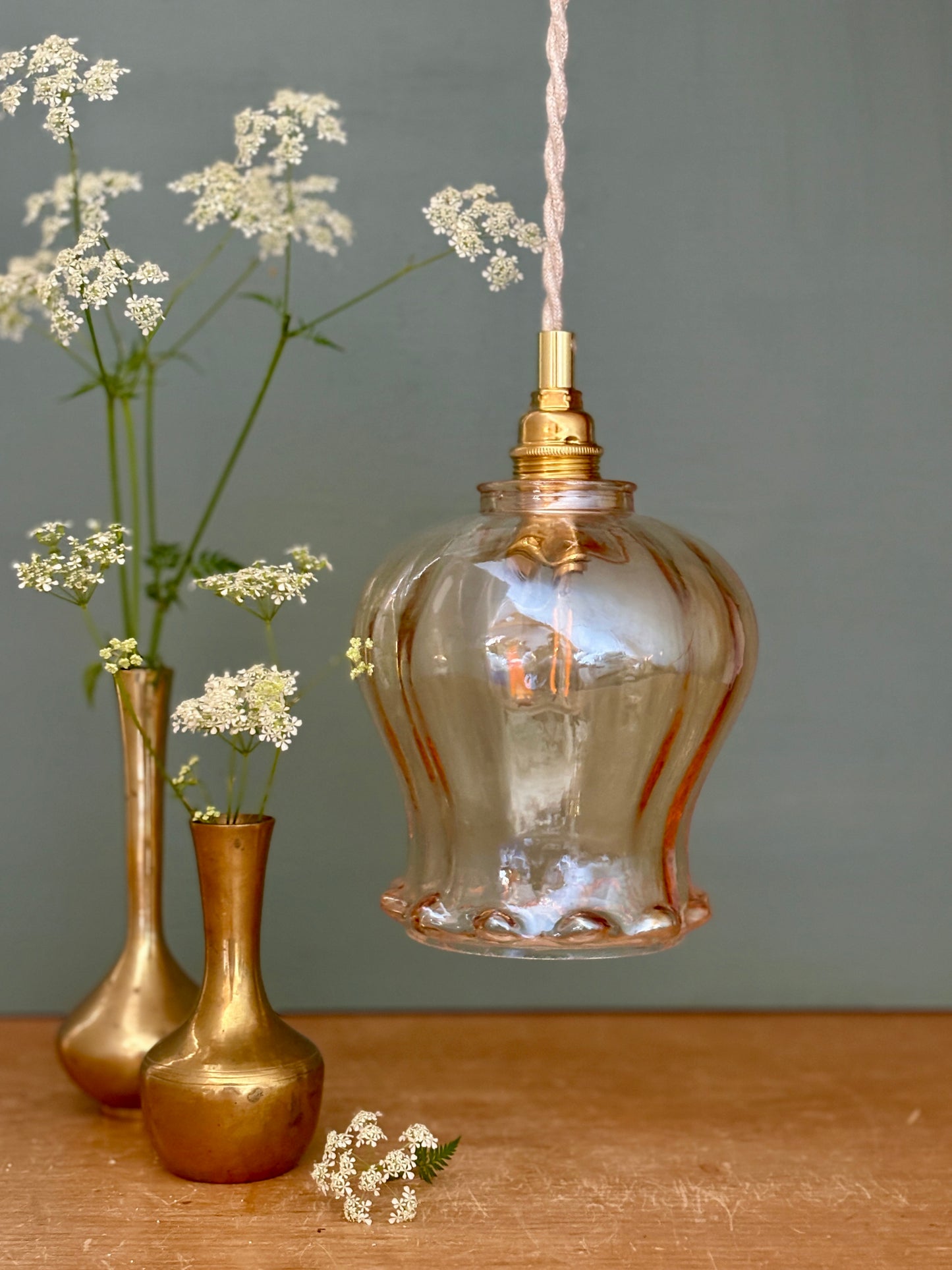 Suspension tulipe vintage en verre ambré