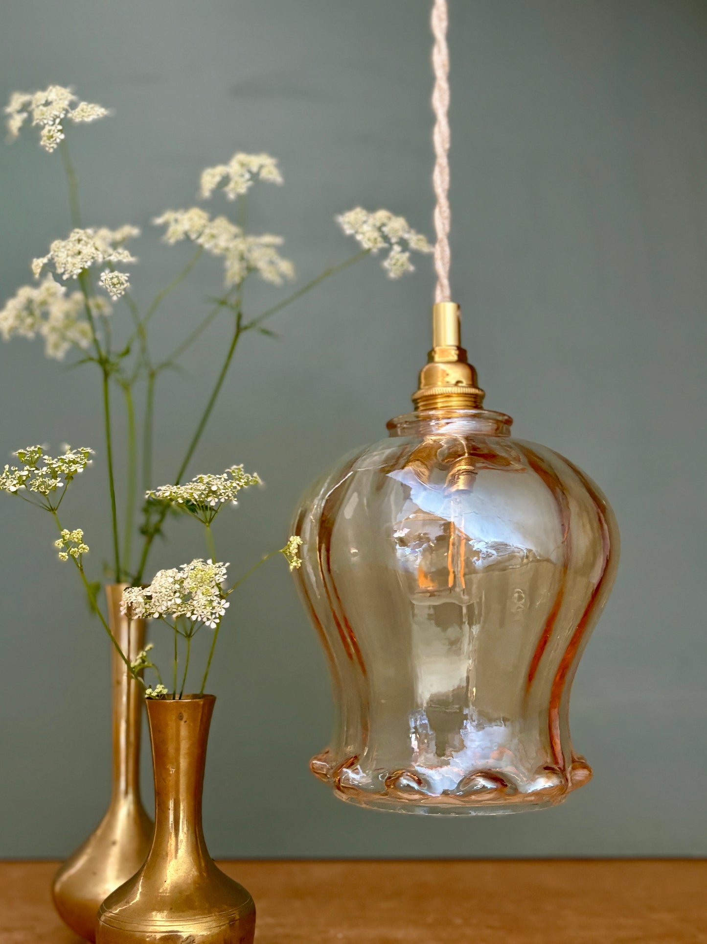 Suspension tulipe vintage en verre ambré