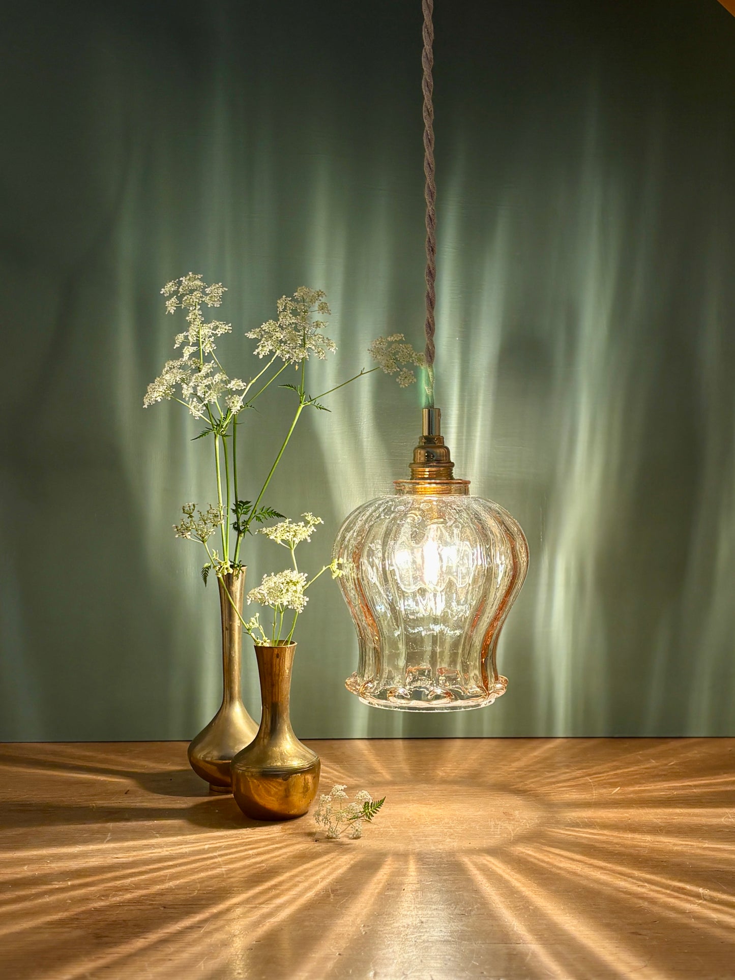 Suspension tulipe vintage en verre ambré