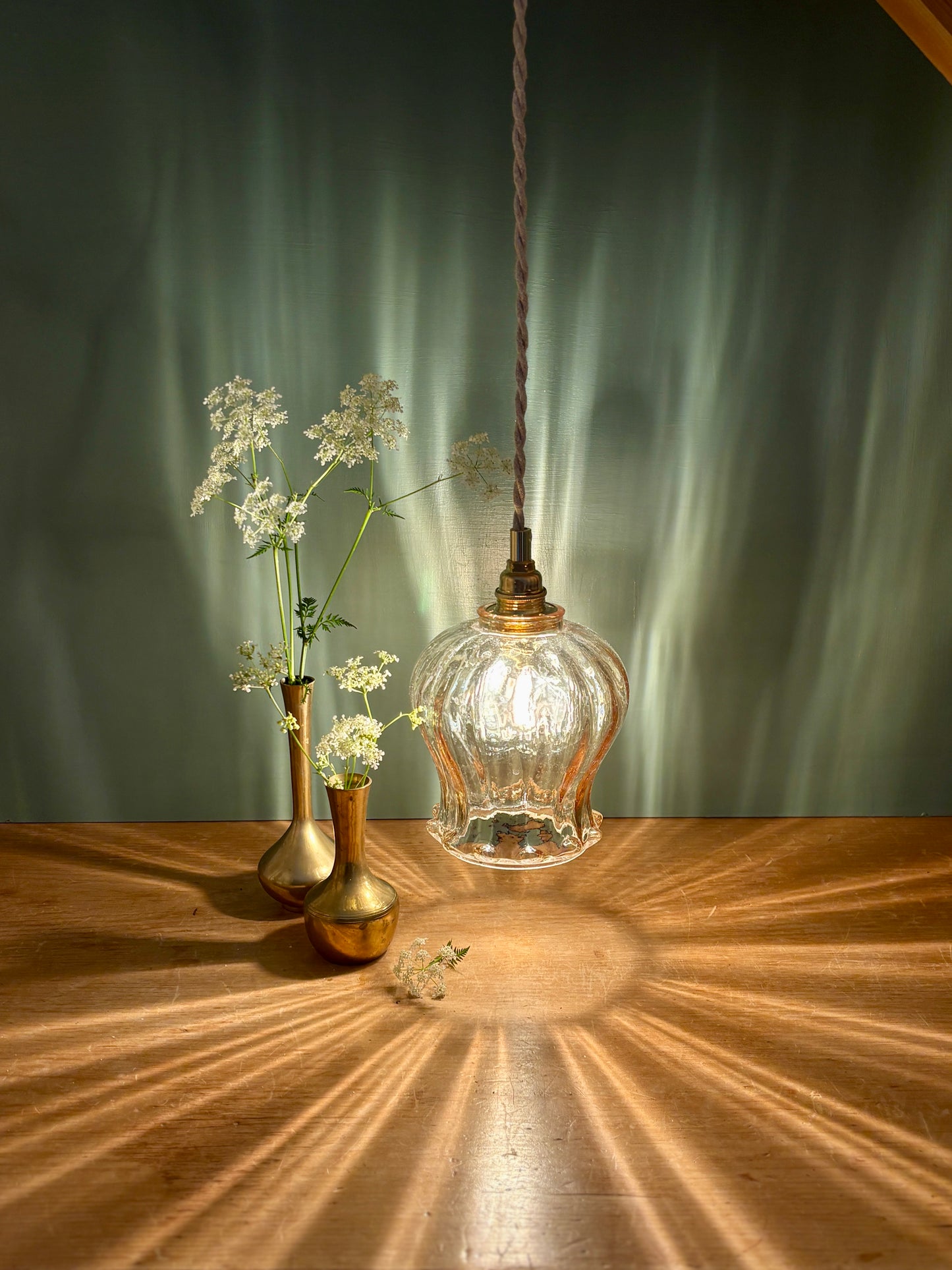 Suspension tulipe vintage en verre ambré