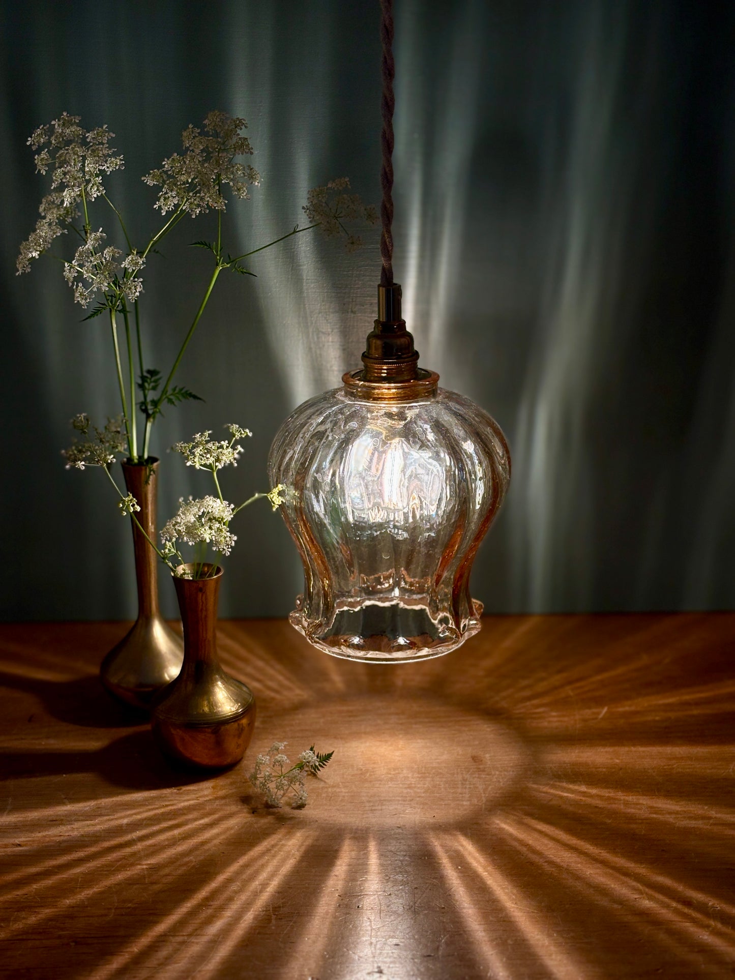Suspension tulipe vintage en verre ambré