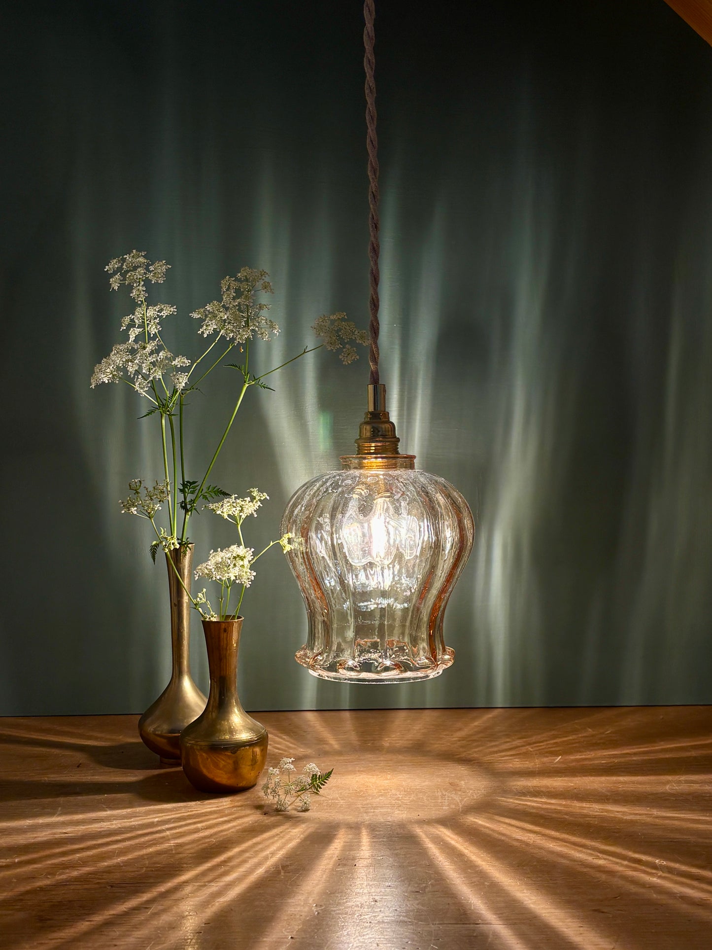Suspension tulipe vintage en verre ambré